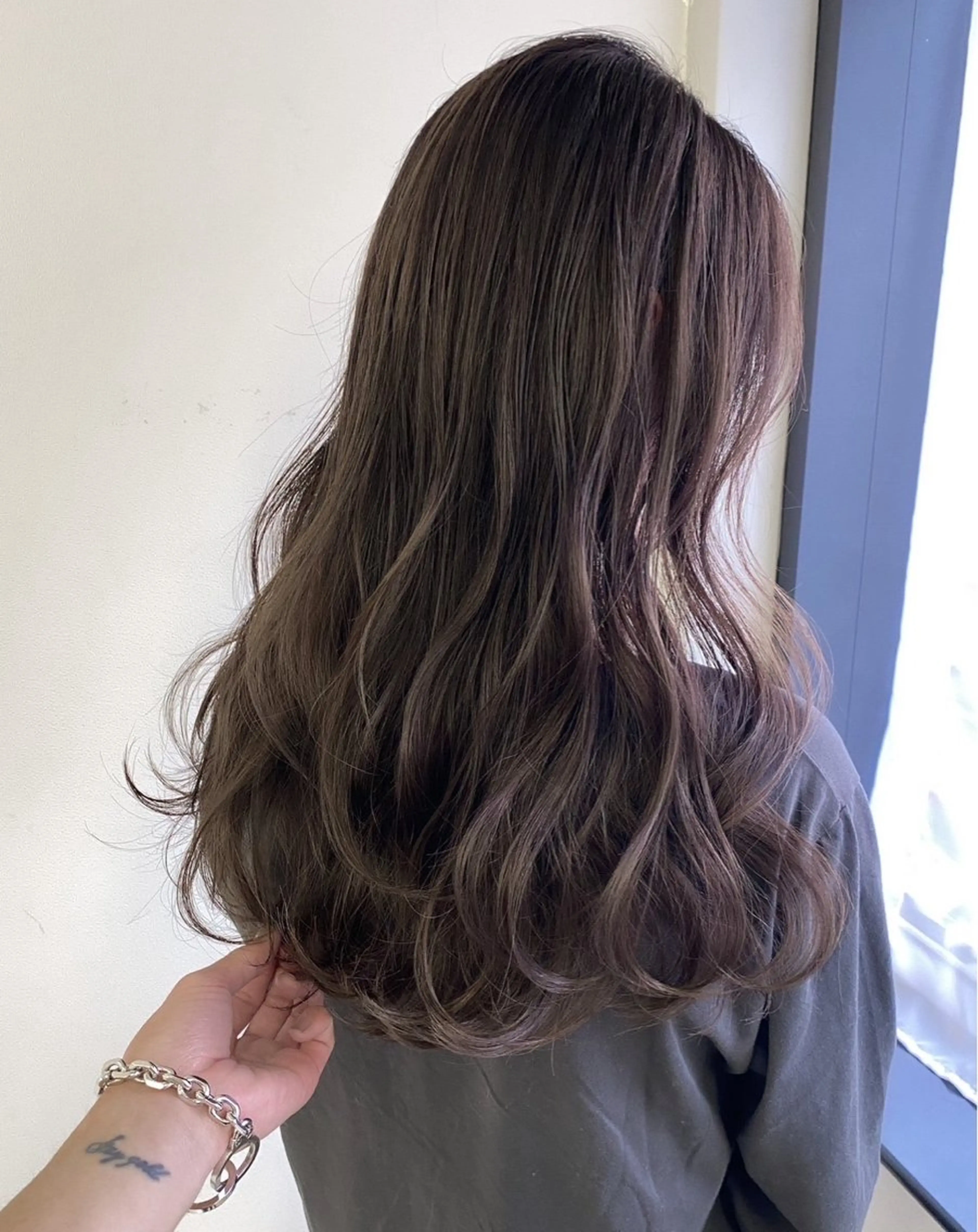 カラー ベージュカラー ブラウンカラー ブラウンベージュ 透明感カラー フォギーベージュ 辺見 葵のヘアスタイル