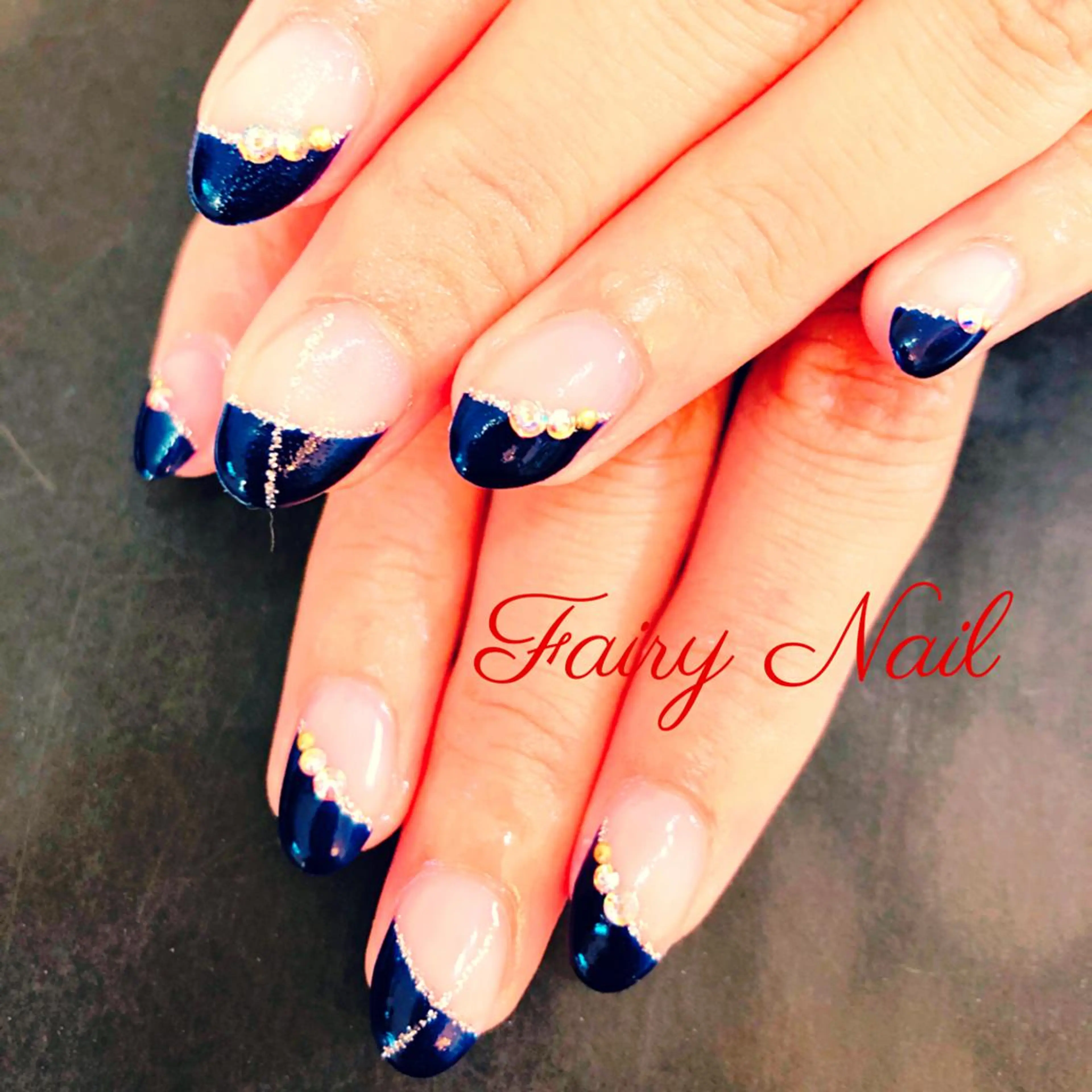 ネイル フレンチネイル ネイビー 斜めフレンチ シルバー Fairy Nail所属・Fairy nailのネイルデザイン