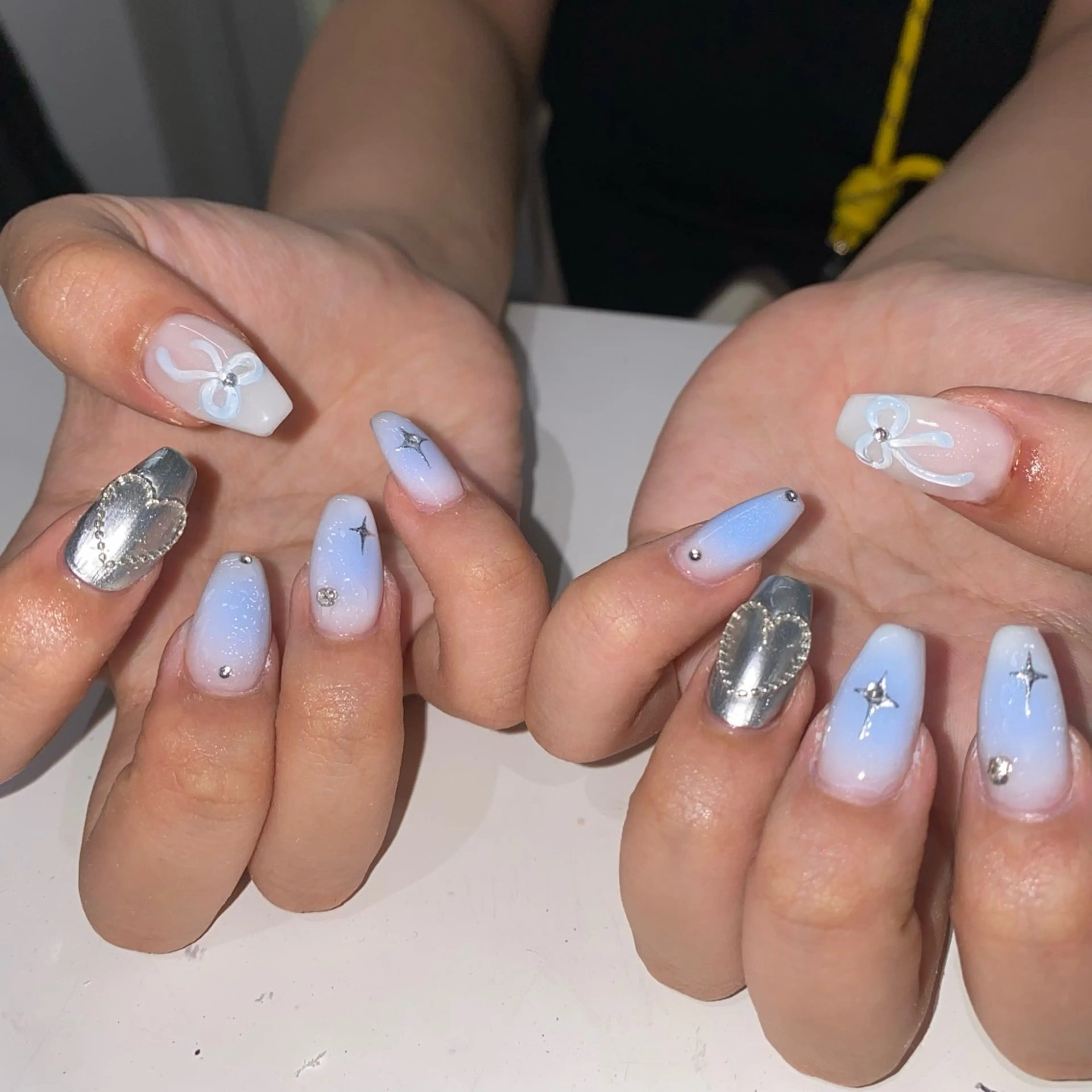 ネイル チークネイル 水色 ハンドネイル yuuka 🌙WOLTOKYOのネイルデザイン