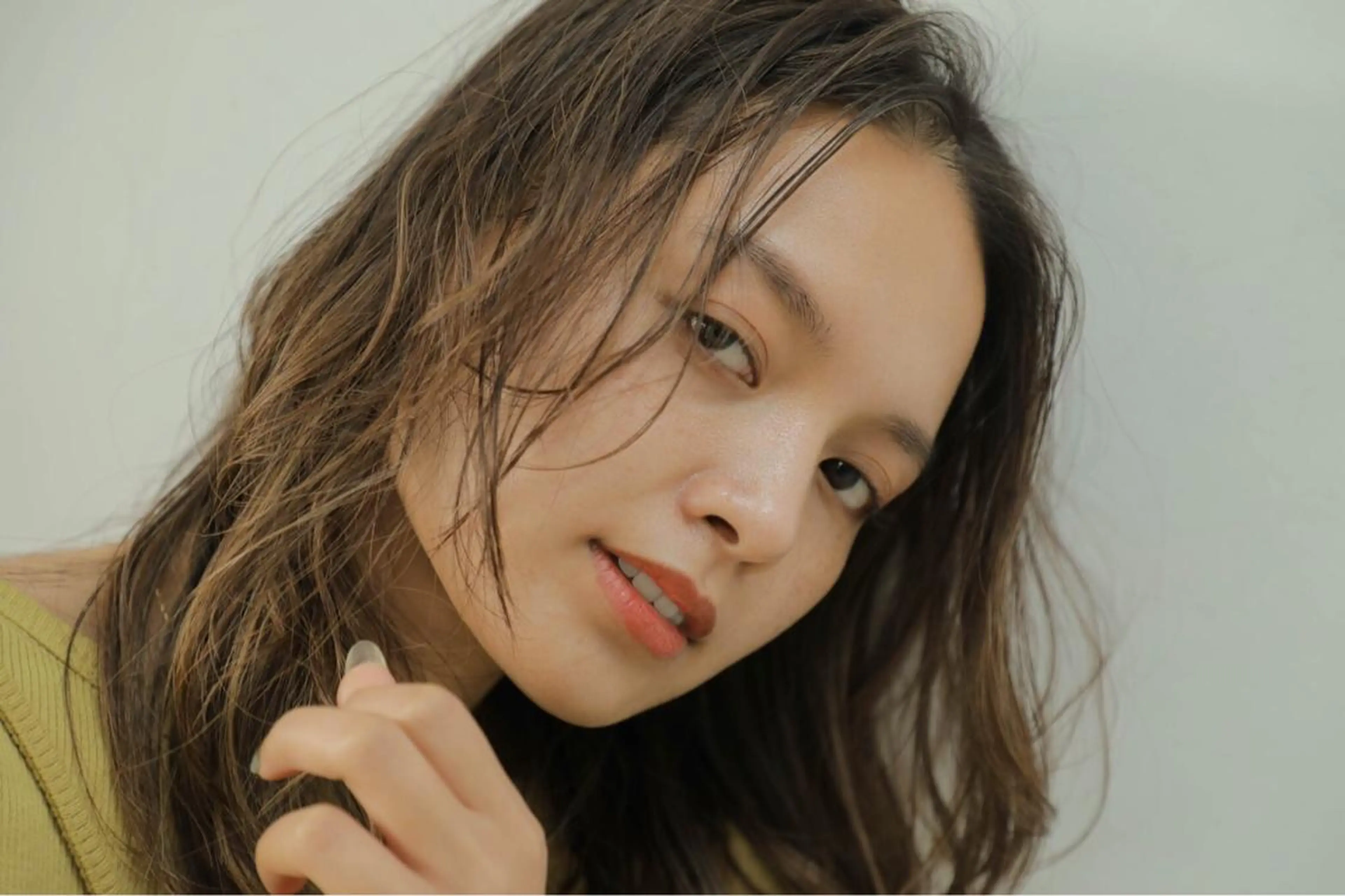 ミディアム アッシュ ボブ くせ毛 斜めバング ハイライト REVE所属・馬場  麻応のヘアスタイル