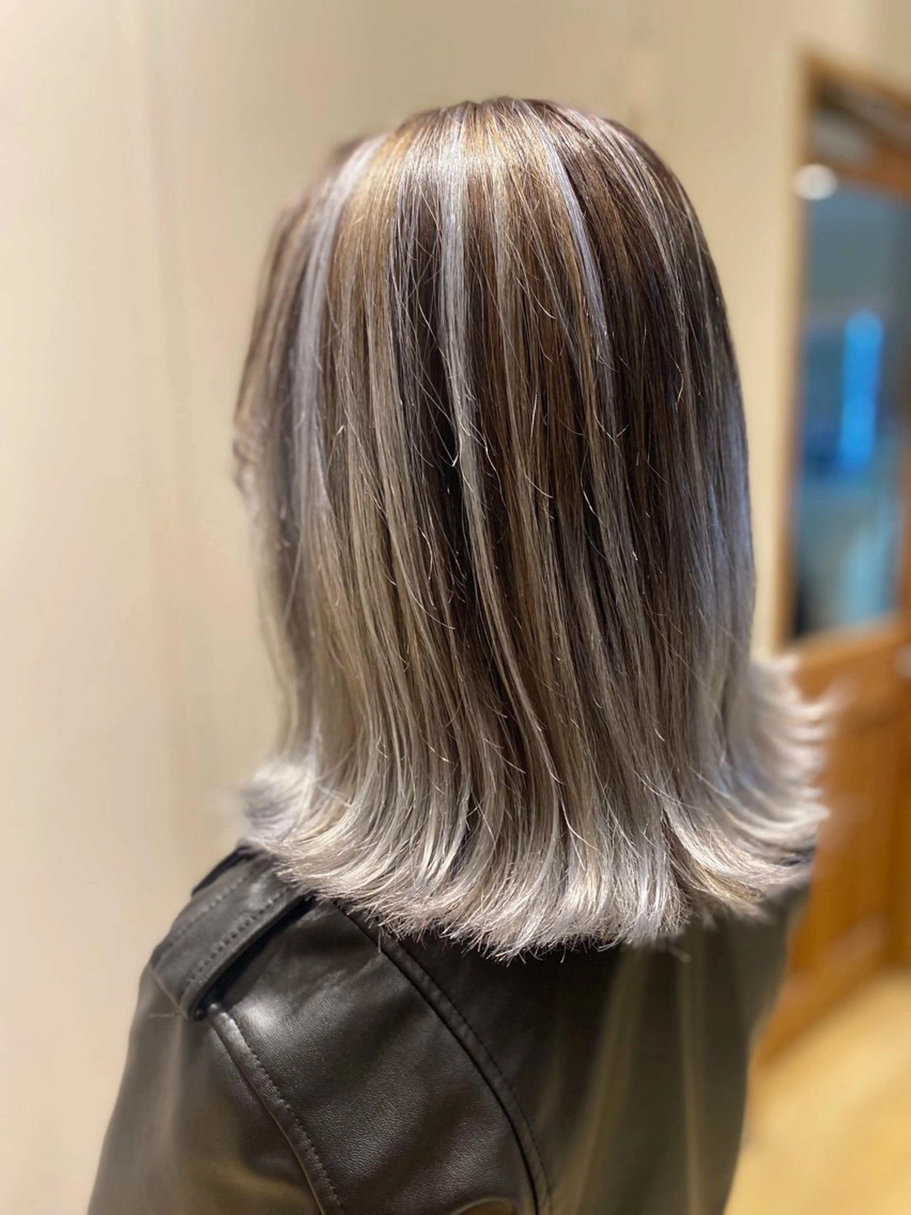 ミディアム カラー バレイヤージュ ブリーチ レイヤーカット カット ヘアカラー kawabe maikoのヘアスタイル