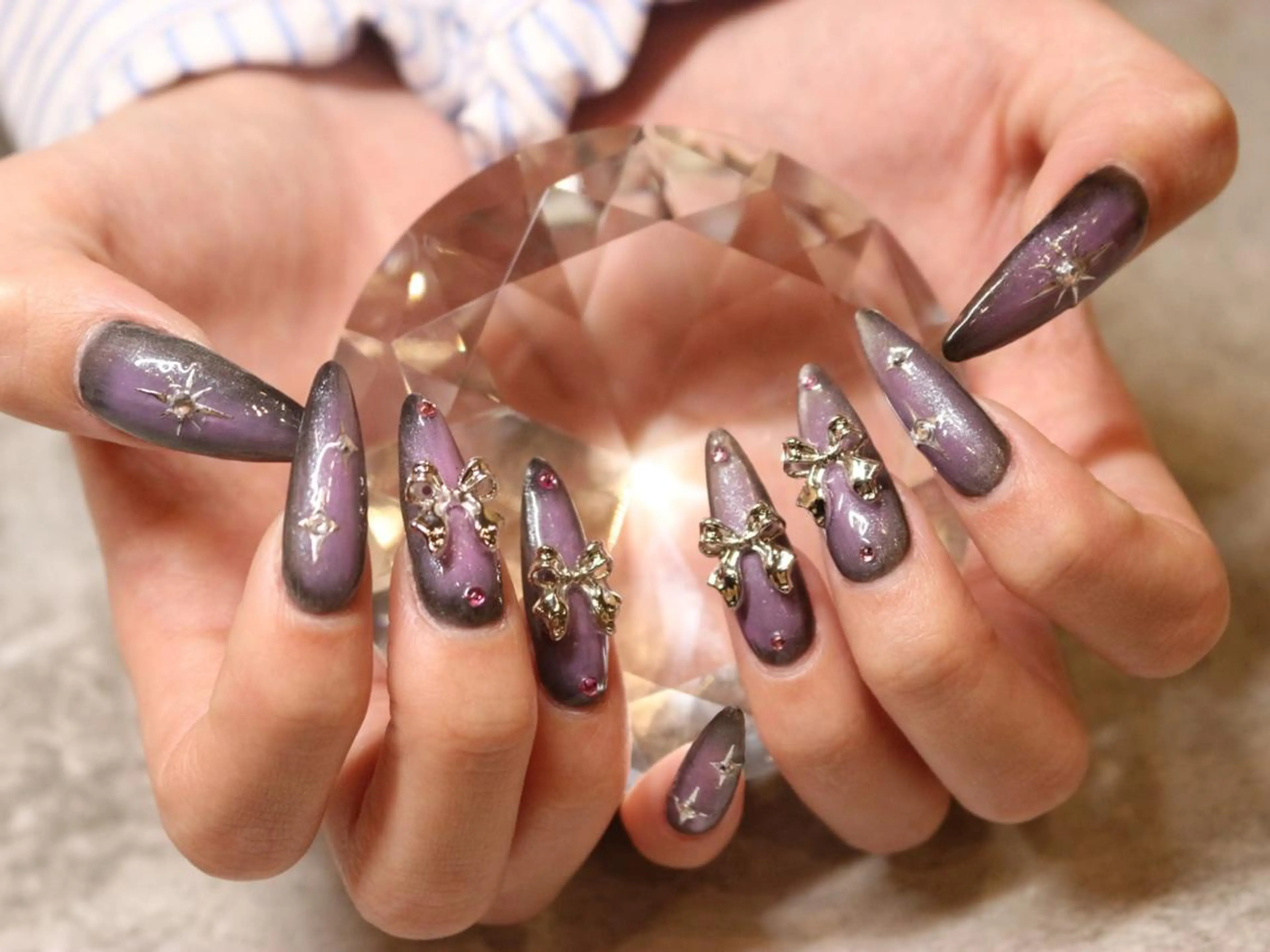 ネイル ボルドー チークネイル クリアネイル 成人式 フラッシュネイル Peche Bloom💅🏼のネイルデザイン