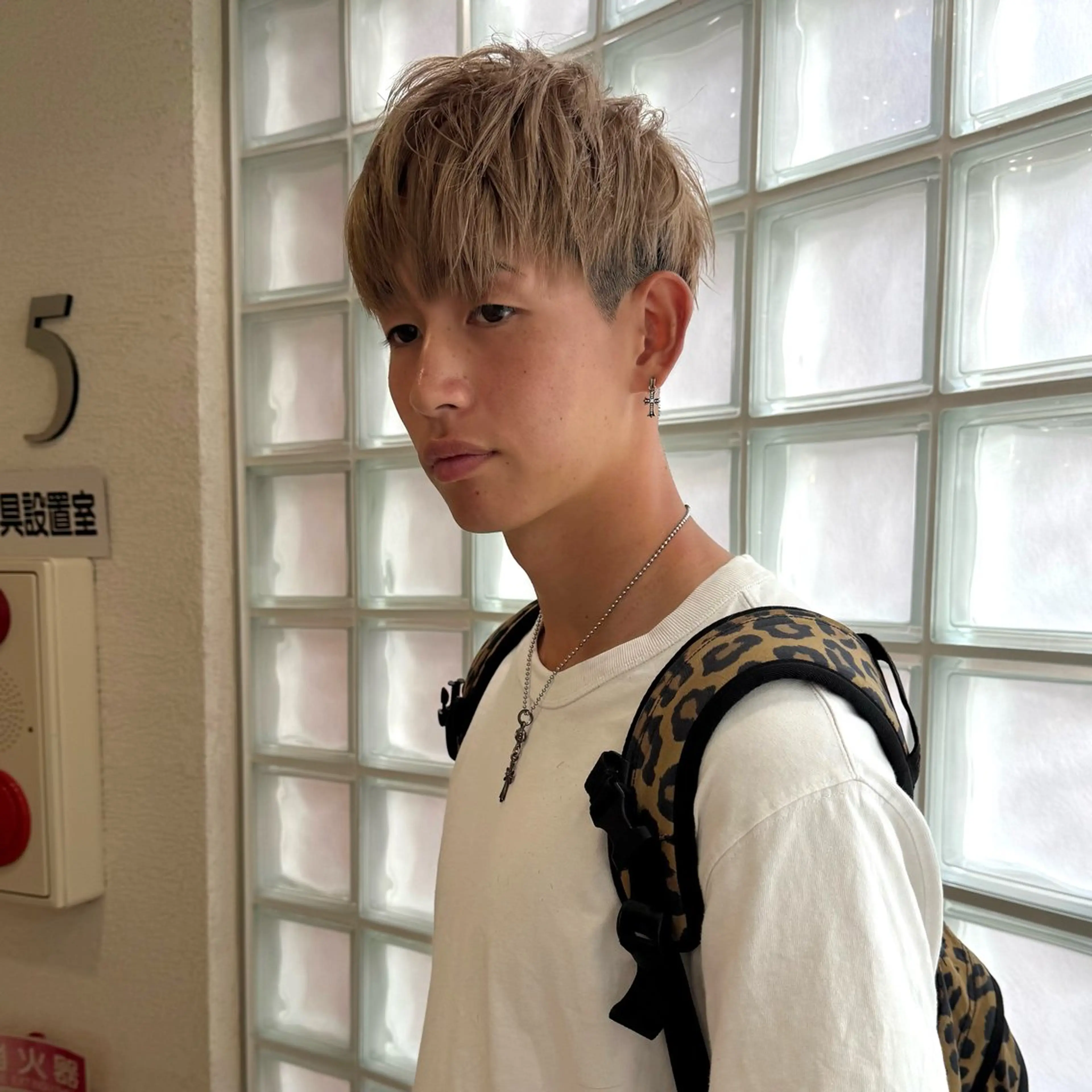 ショート カラー メンズ メンズブリーチ マッシュ 刈り上げ ベージュカラー ブリーチ カット ヘアカラー 希佳/メンズ スタイリストのヘアスタイル