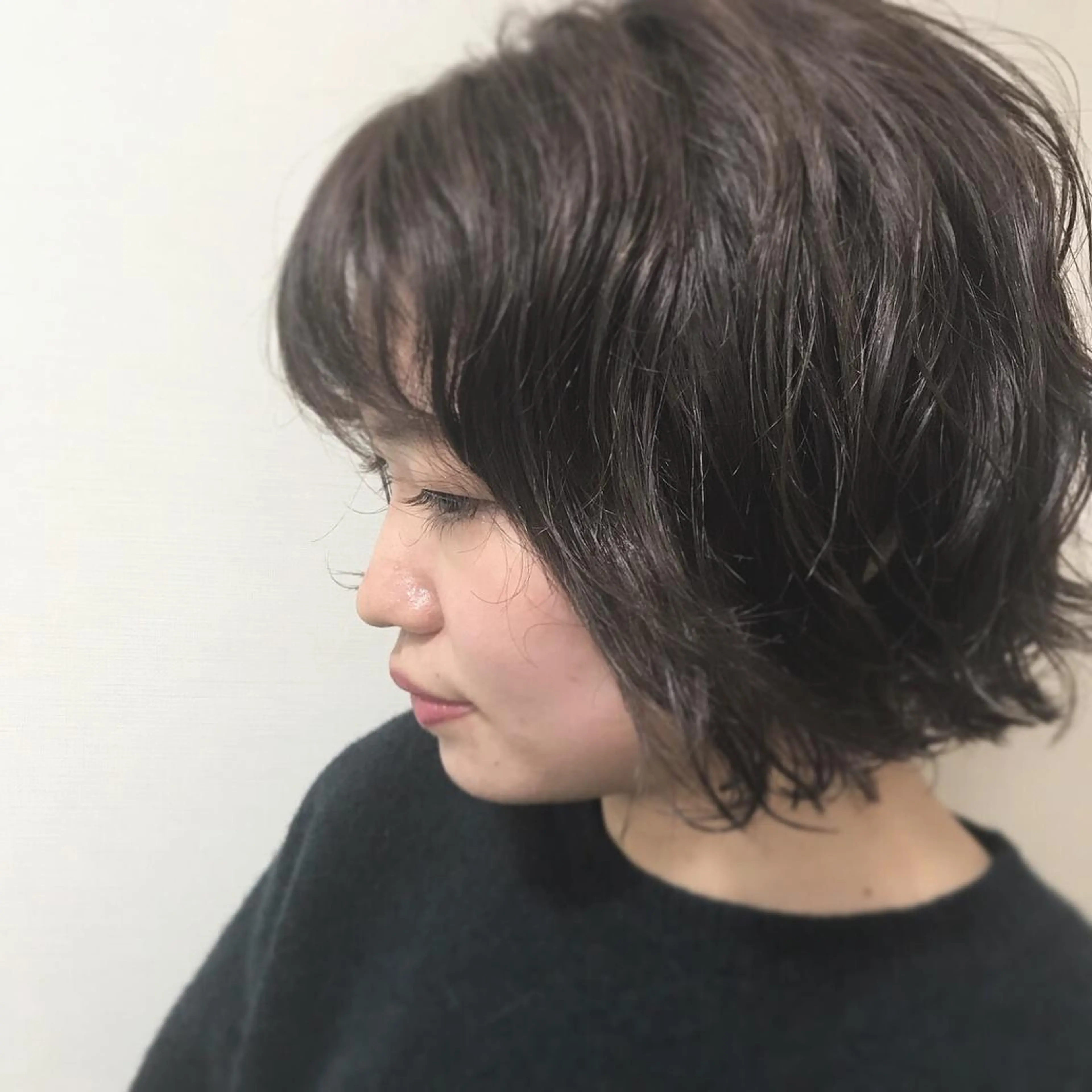 ショート カラー パーマ 前下がりボブ アッシュ ベージュカラー 黒髪 ブルーカラー 三橋 和希のヘアスタイル