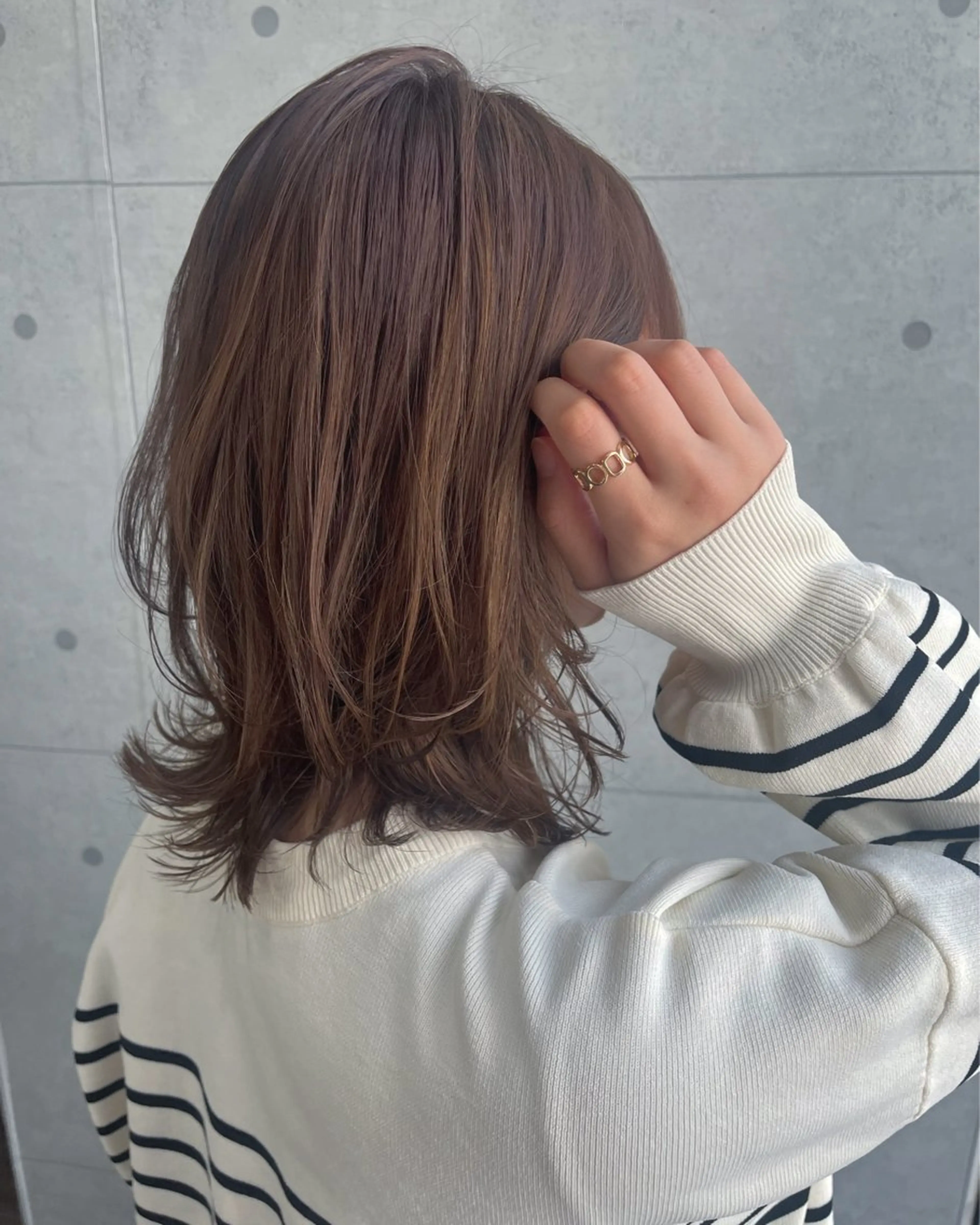 セミロング アッシュ アッシュブラウン カット ヘアカラー トリートメント 下石怜子/レイヤー カット/透明感カラーのヘアスタイル