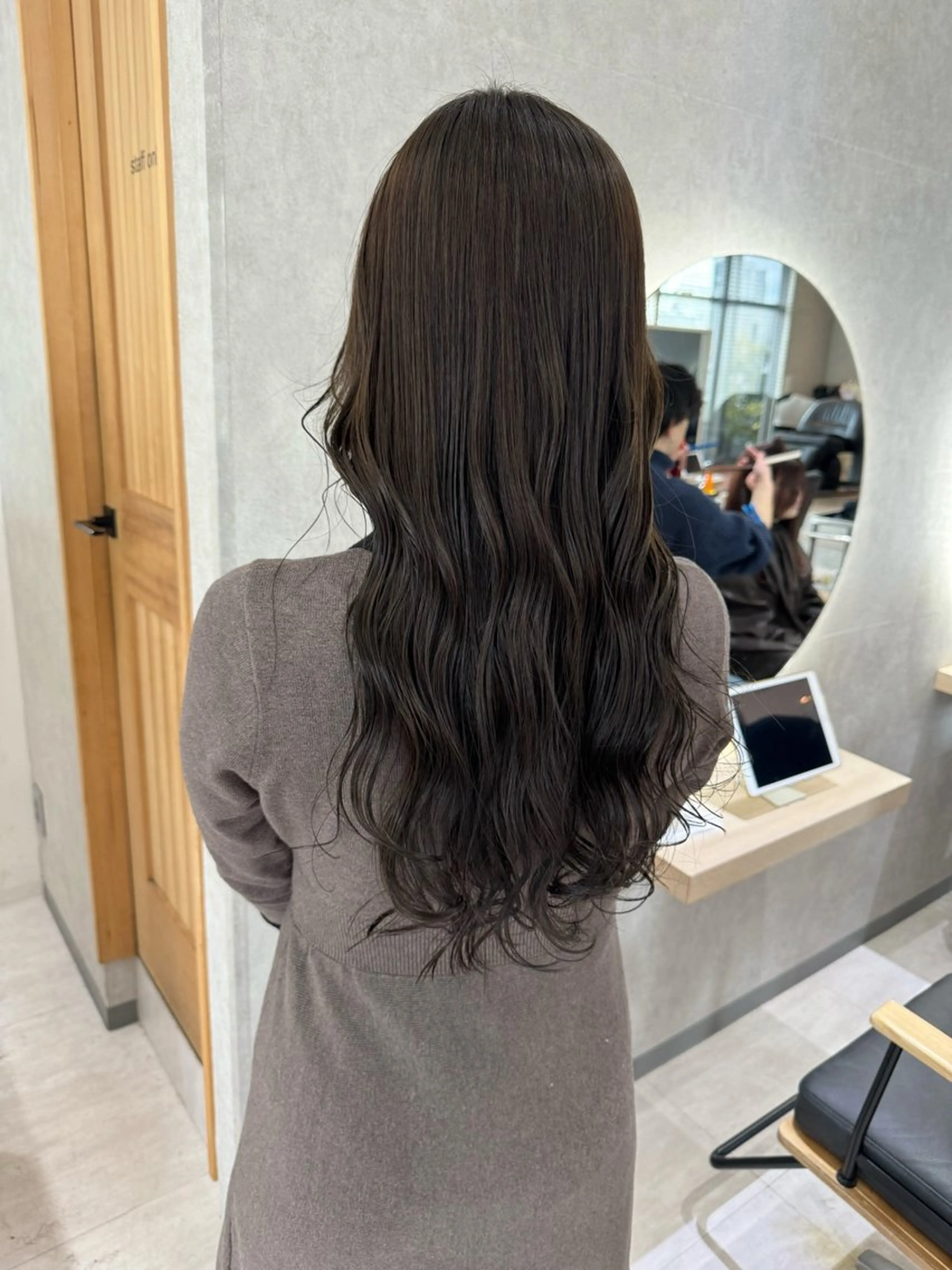 ロング カラー グレージュ トリートメント 透け 艶感カラー齊木 勇人のヘアスタイル