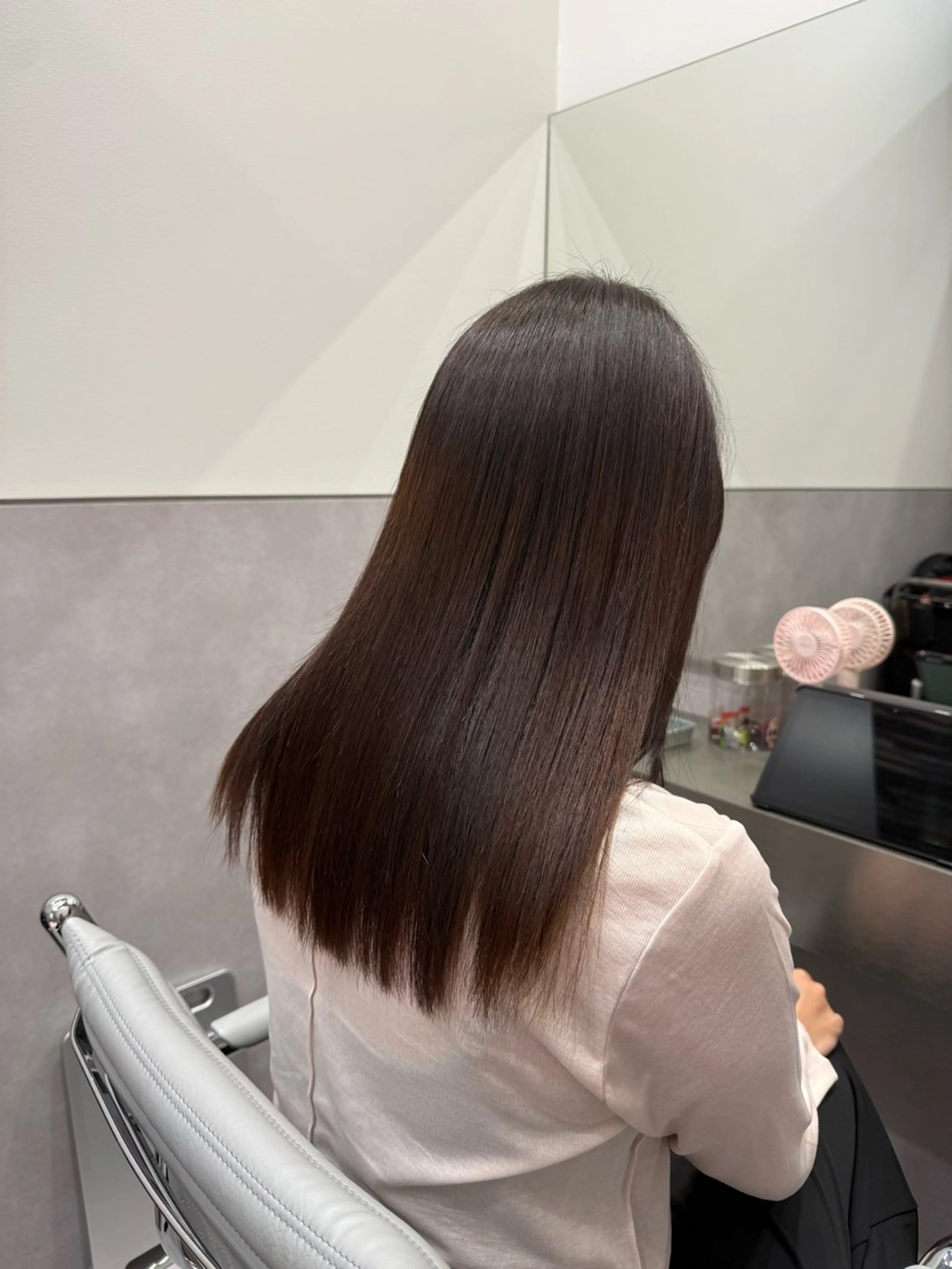 セミロング SALOWIN心斎橋Suite店所属・ブリーチ毛にもできる 縮毛矯正|鷹司郎のヘアスタイル