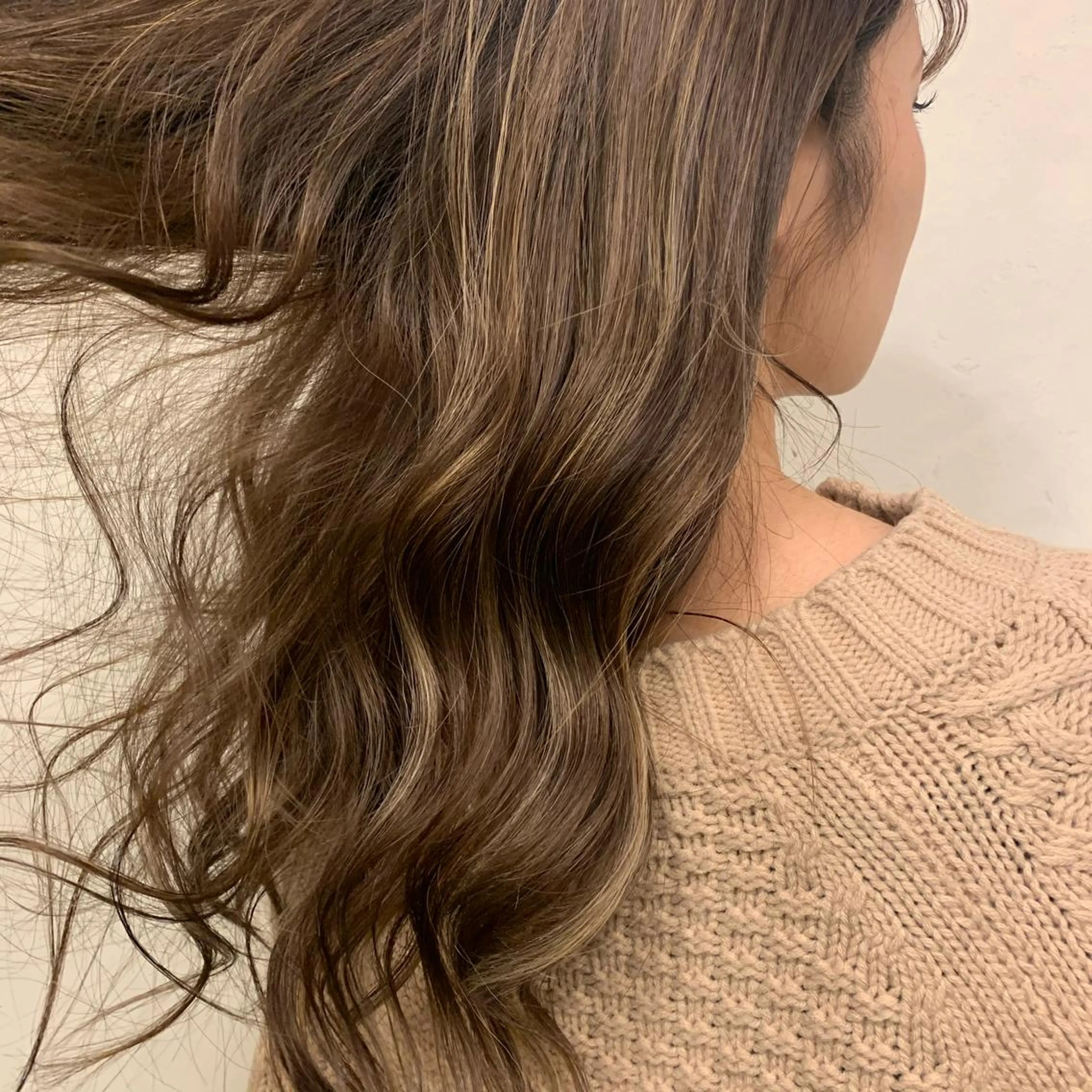 ロング カラー ハイライトカラー ハイライト 小坂 真子のヘアスタイル