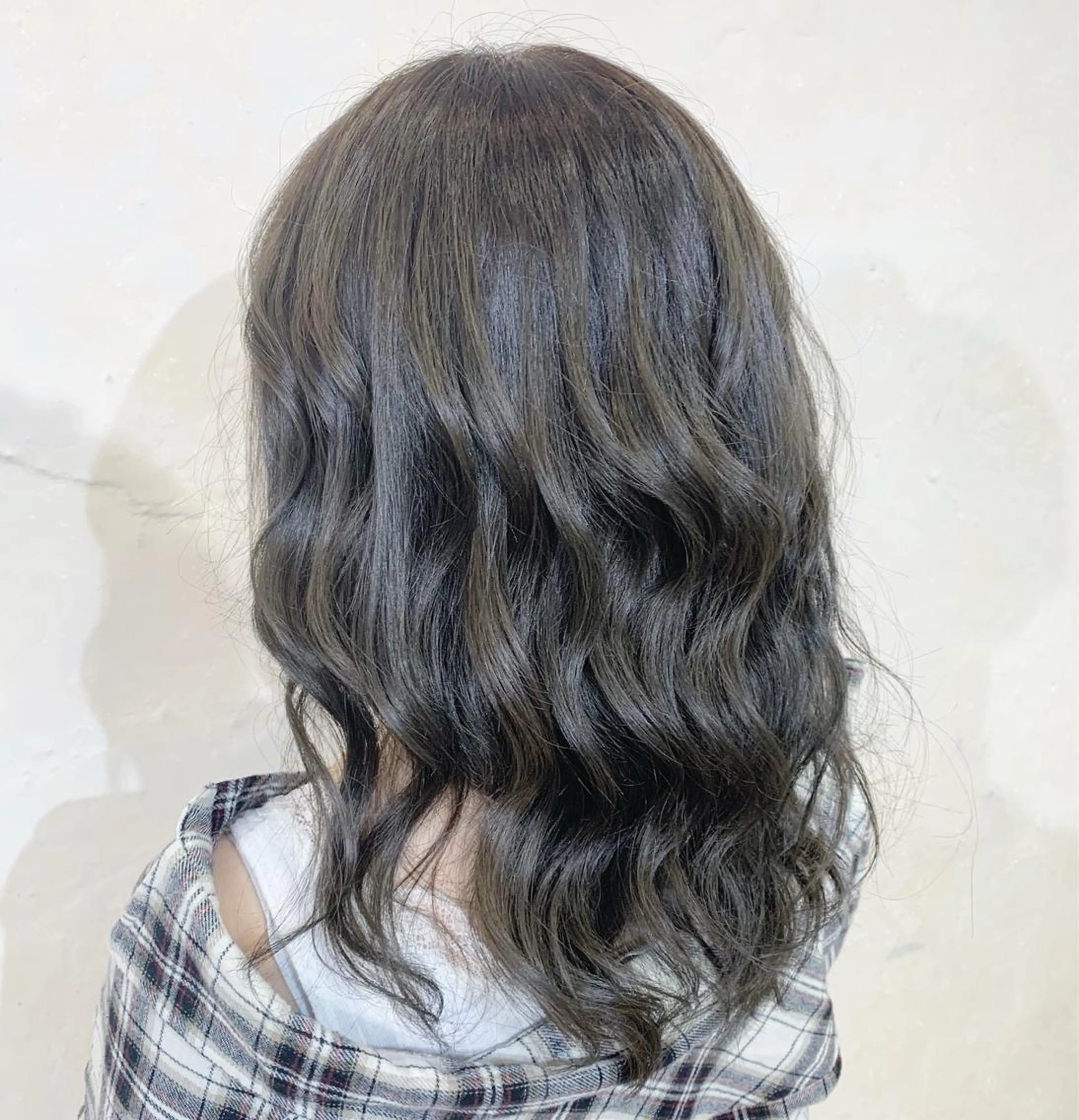 セミロング カラー パーマ ヘアアレンジ メンズ キッズ ネイル マツエク・マツパ 結婚式・ブライダル メンズバレイヤージュ センターパート メンズハイライト メンズインナーカラー 角床直哉 カラーカットNO 1のヘアスタイル