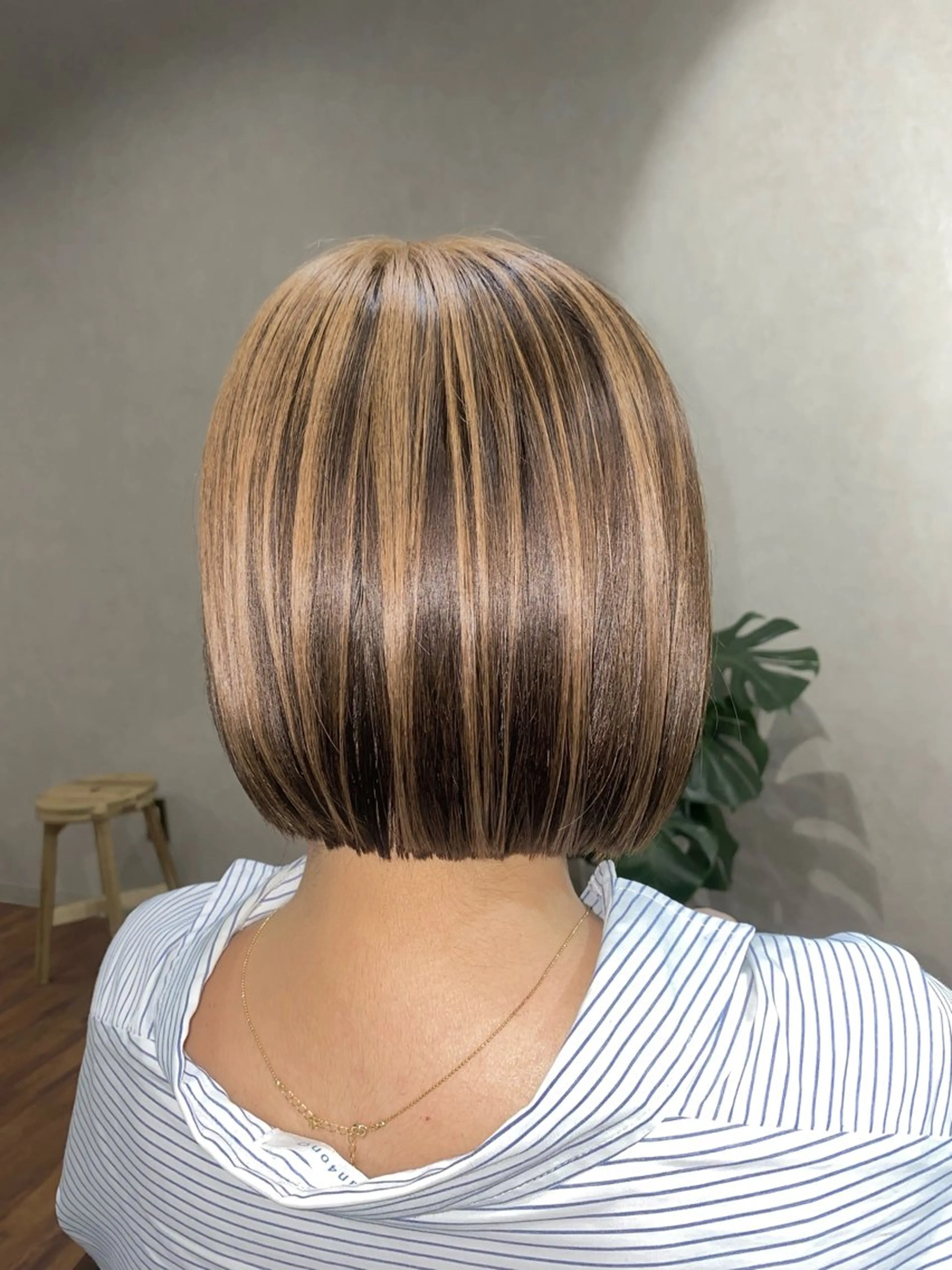 ミディアム ボブ カット ヘアカラー _White所属・ＳＨＩ ＺＵのヘアスタイル