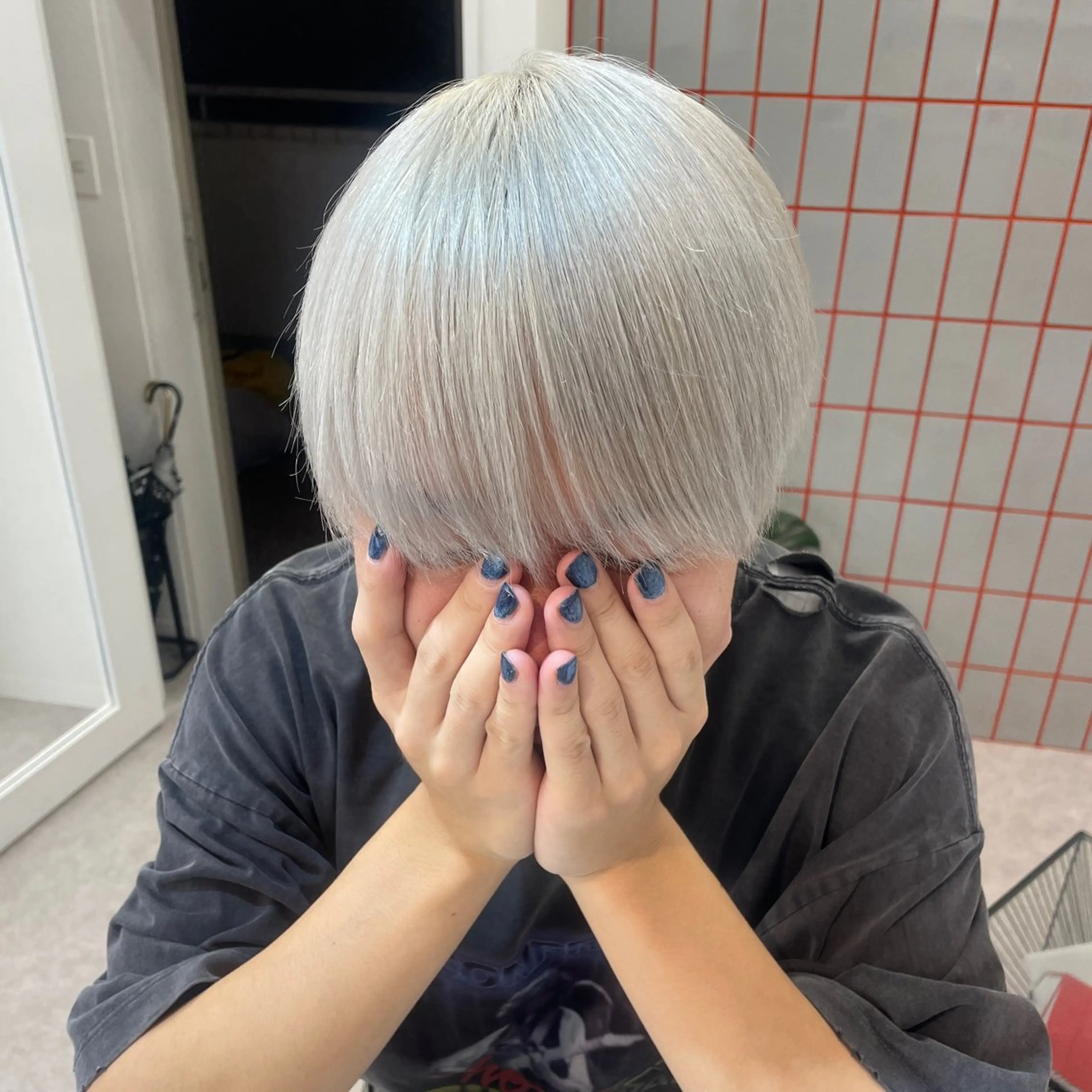 ショート カラー メンズ メンズブリーチ メンズハイトーン ブリーチ ハイトーンカラー シルバー ヘアカラー トリートメント ハイトーン/韓国ヘア 🎀momo🎀のヘアスタイル