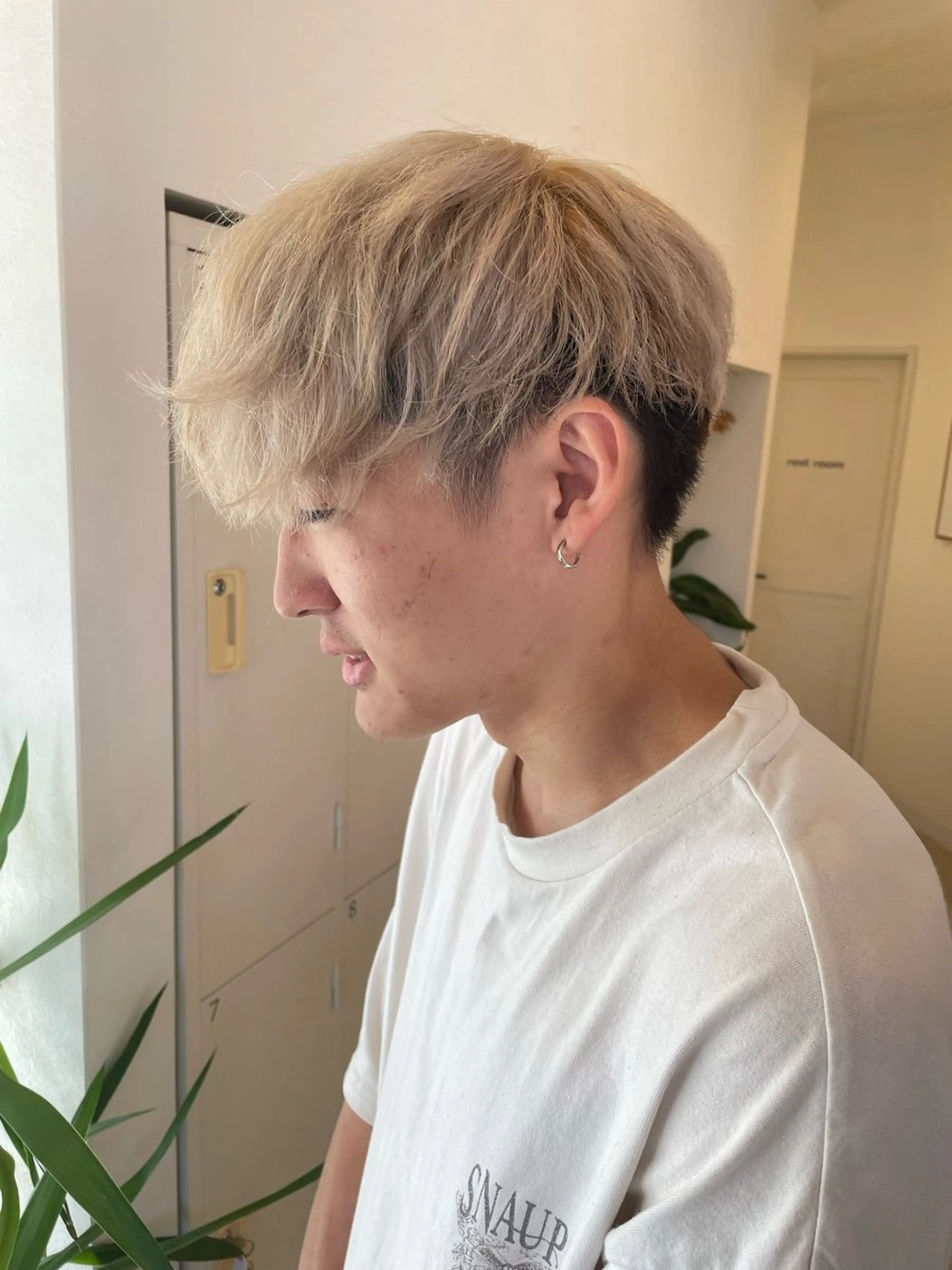 ショート カラー メンズ メンズブリーチ メンズハイトーン マッシュ ブリーチ ケアブリーチ カット ヘアカラー SARA古賀店 かすみ🐬🩵のヘアスタイル