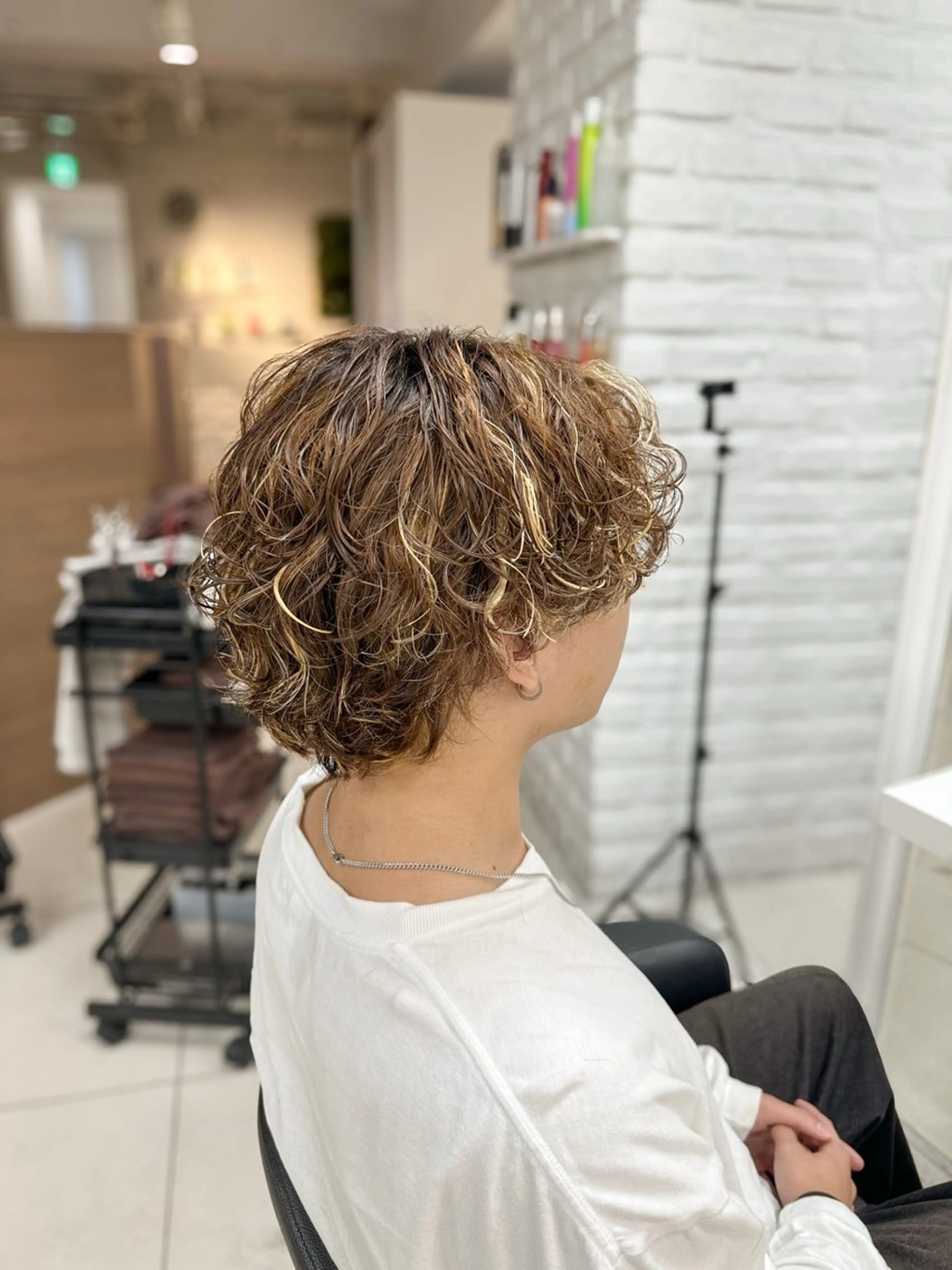 ショート カラー パーマ メンズ メンズハイライト 波巻きパーマ ブラウンカラー ハイライトカラー ハイライト カット ヘアカラー パーマ フェザーパーマ職人 🪶ryosukeのヘアスタイル