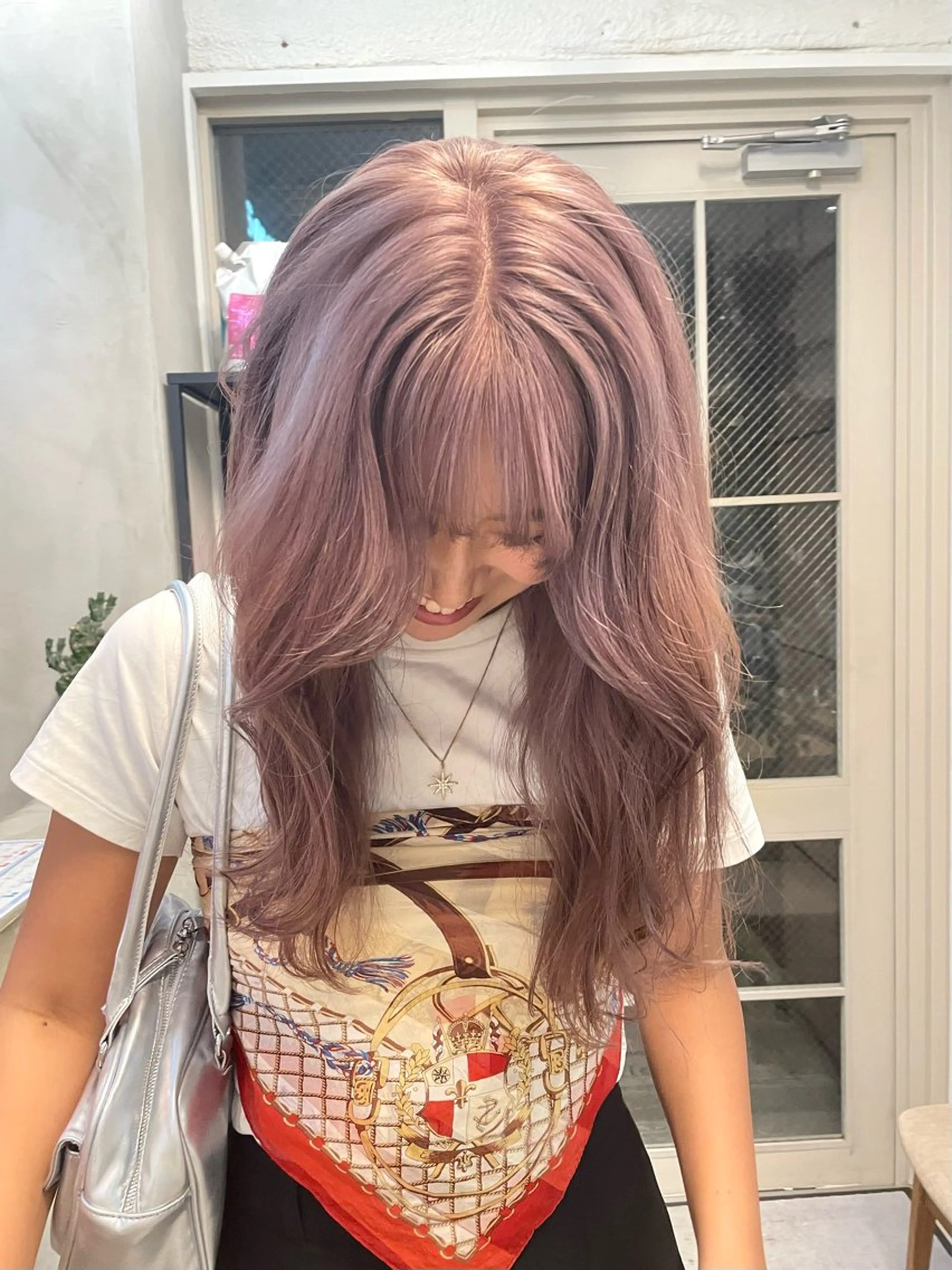 ロング カラー ミルクティー× グレージュMOMOのヘアスタイル