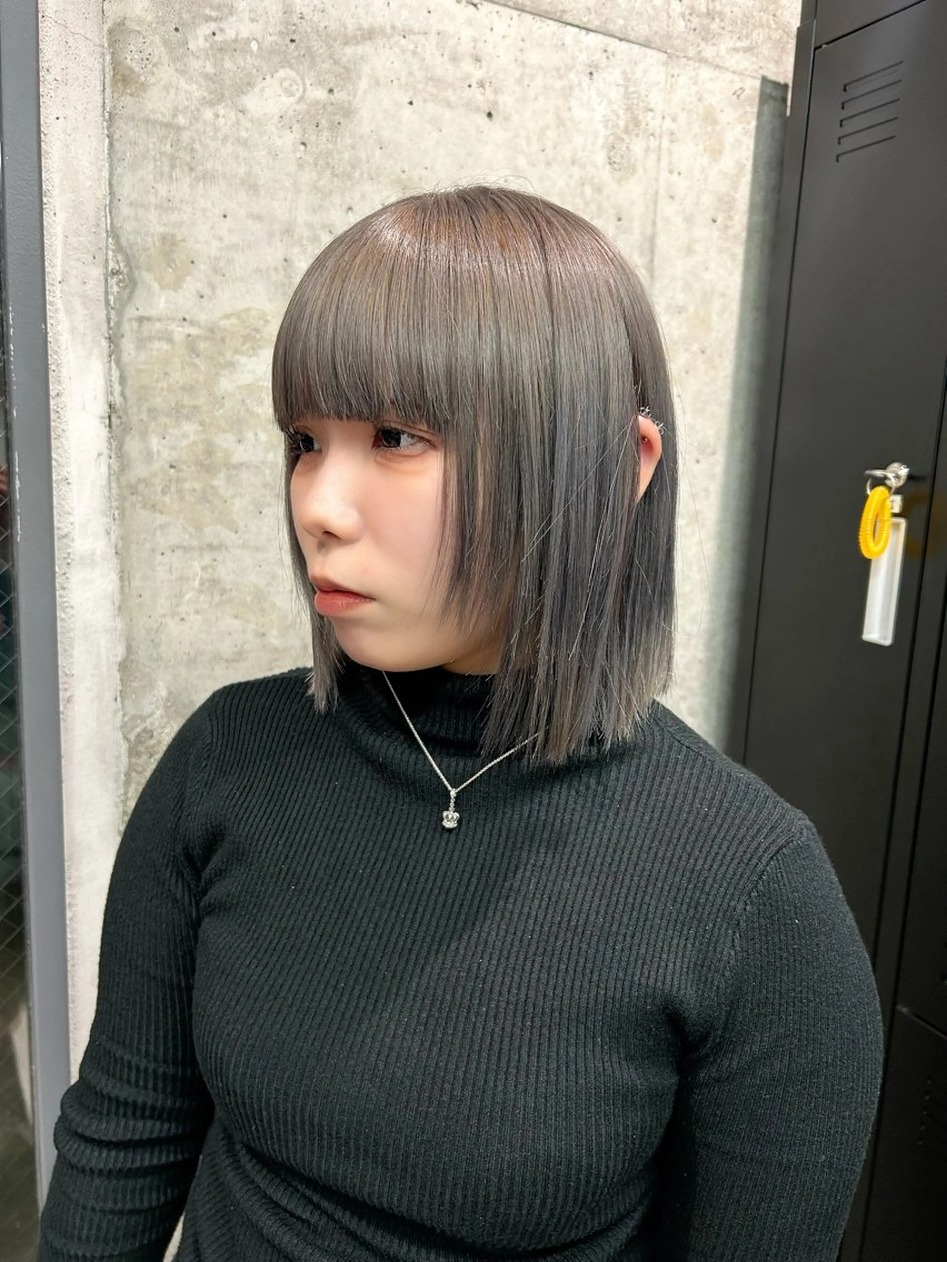 ミディアム カット ぱつっとボブ/Wカラ ー/ことこ🍒のヘアスタイル