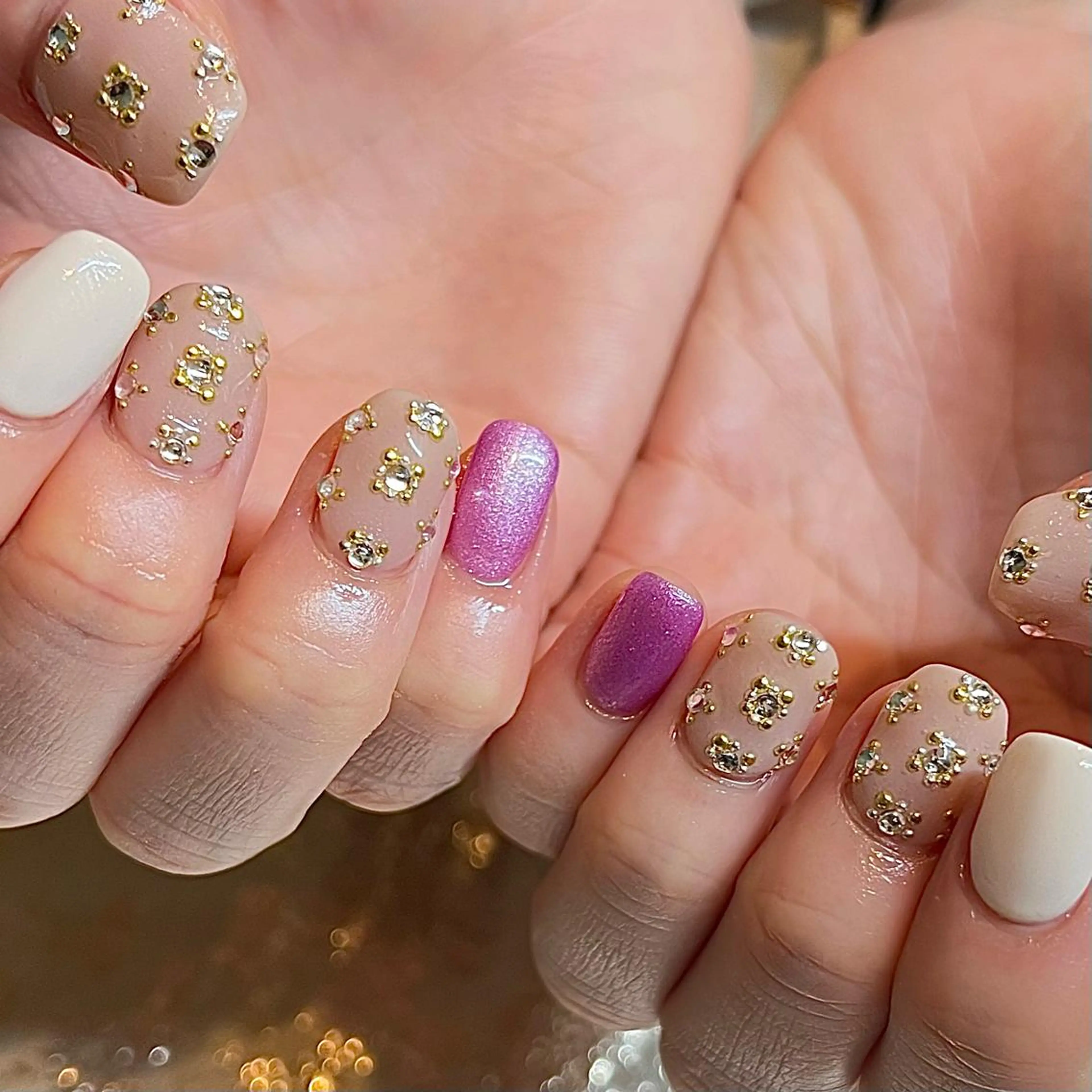 ショート ネイル アートネイル ストーンネイル ハンドネイル H🌺 NAILのネイルデザイン