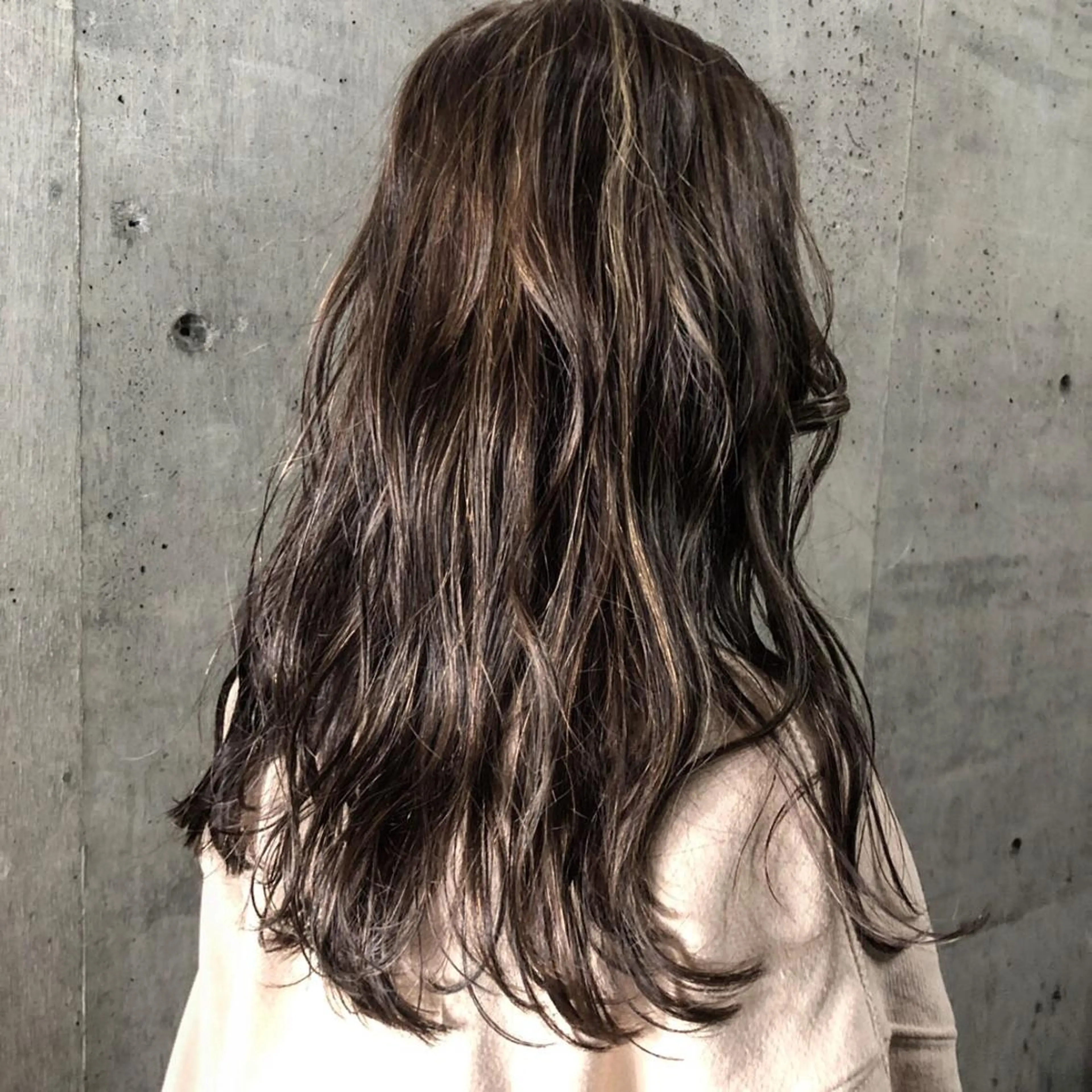 ロング カラー アッシュ ベージュカラー ダークアッシュ ハイライトカラー ハイライト ツバサ 髪質改善のヘアスタイル