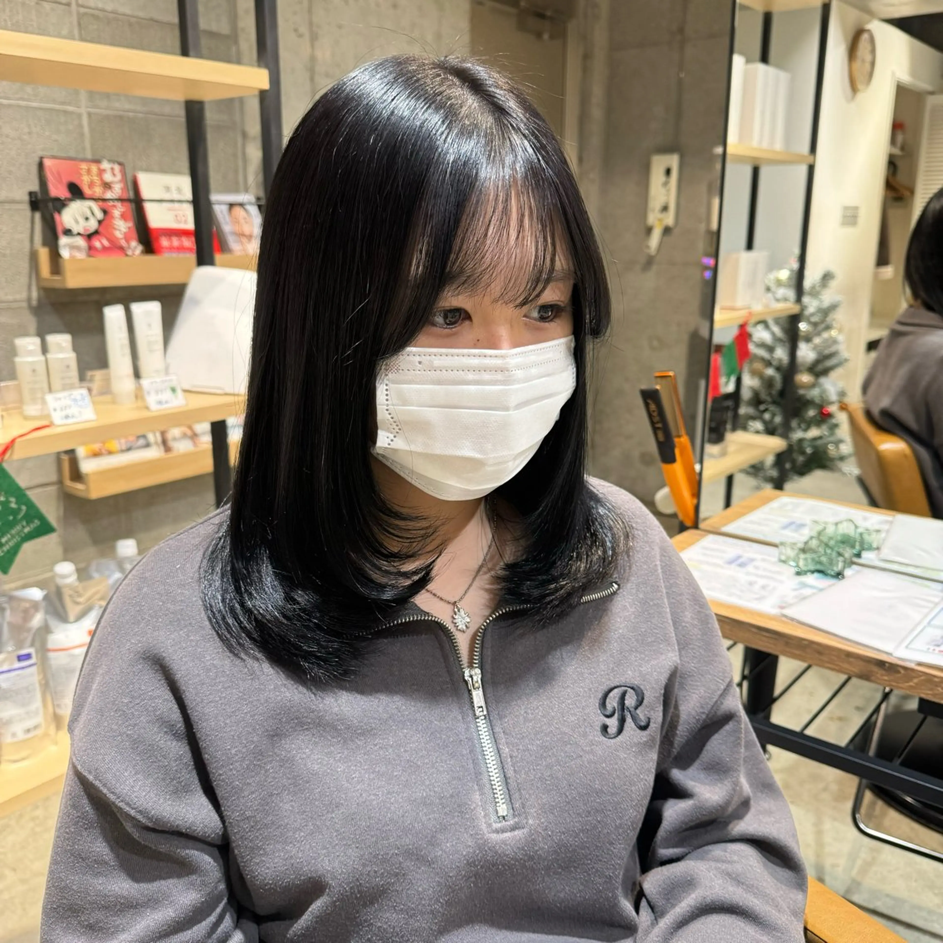 ミディアム カラー ヘアアレンジ ダークグレー ダークグレージュ グレージュ レイヤーカット カット ヘアカラー トリートメント 艶モテヘア 🎀himari🎀のヘアスタイル