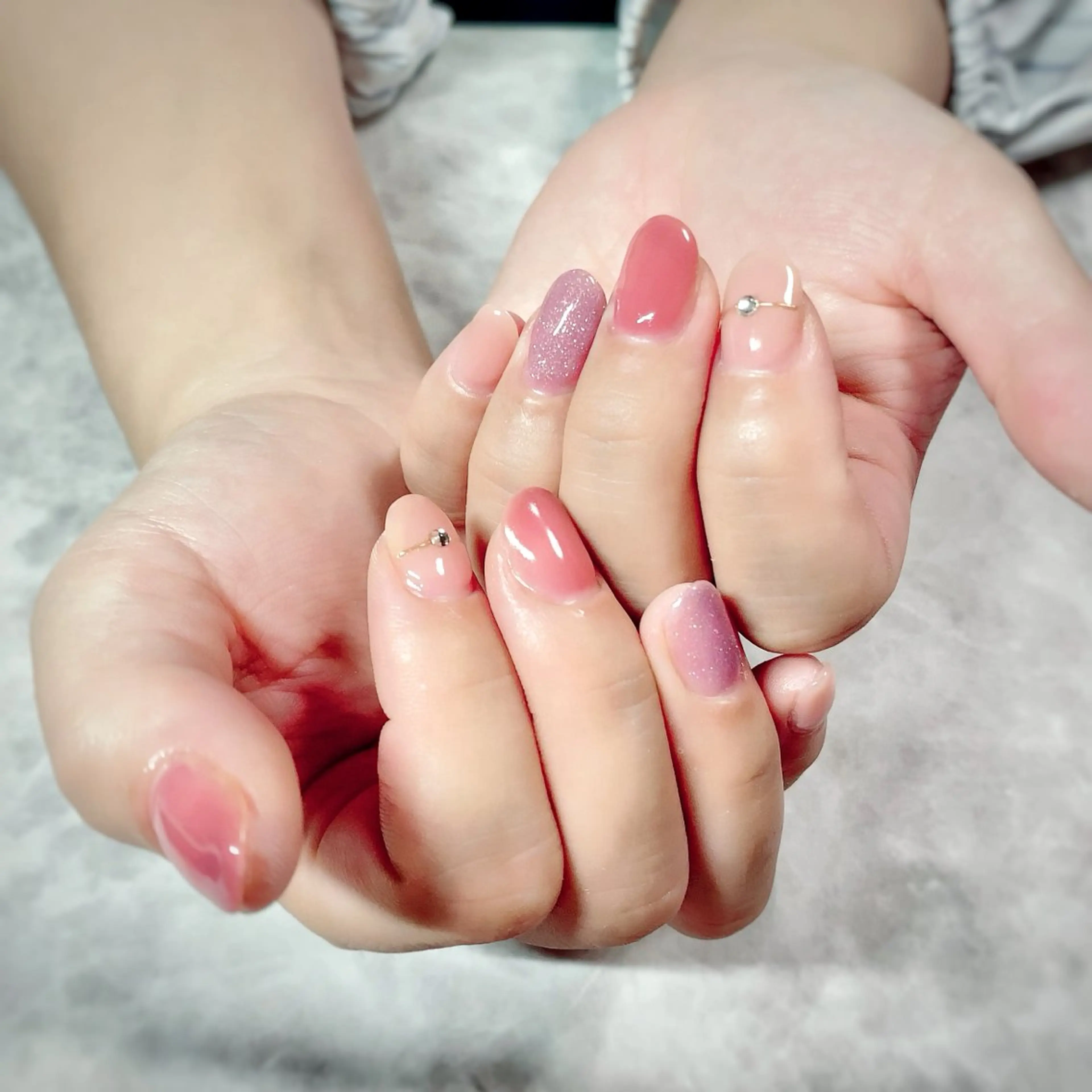 ネイル オフィスネイル ピンク ピンクベージュ ハンドネイル マジョリカ ブルーのネイルデザイン