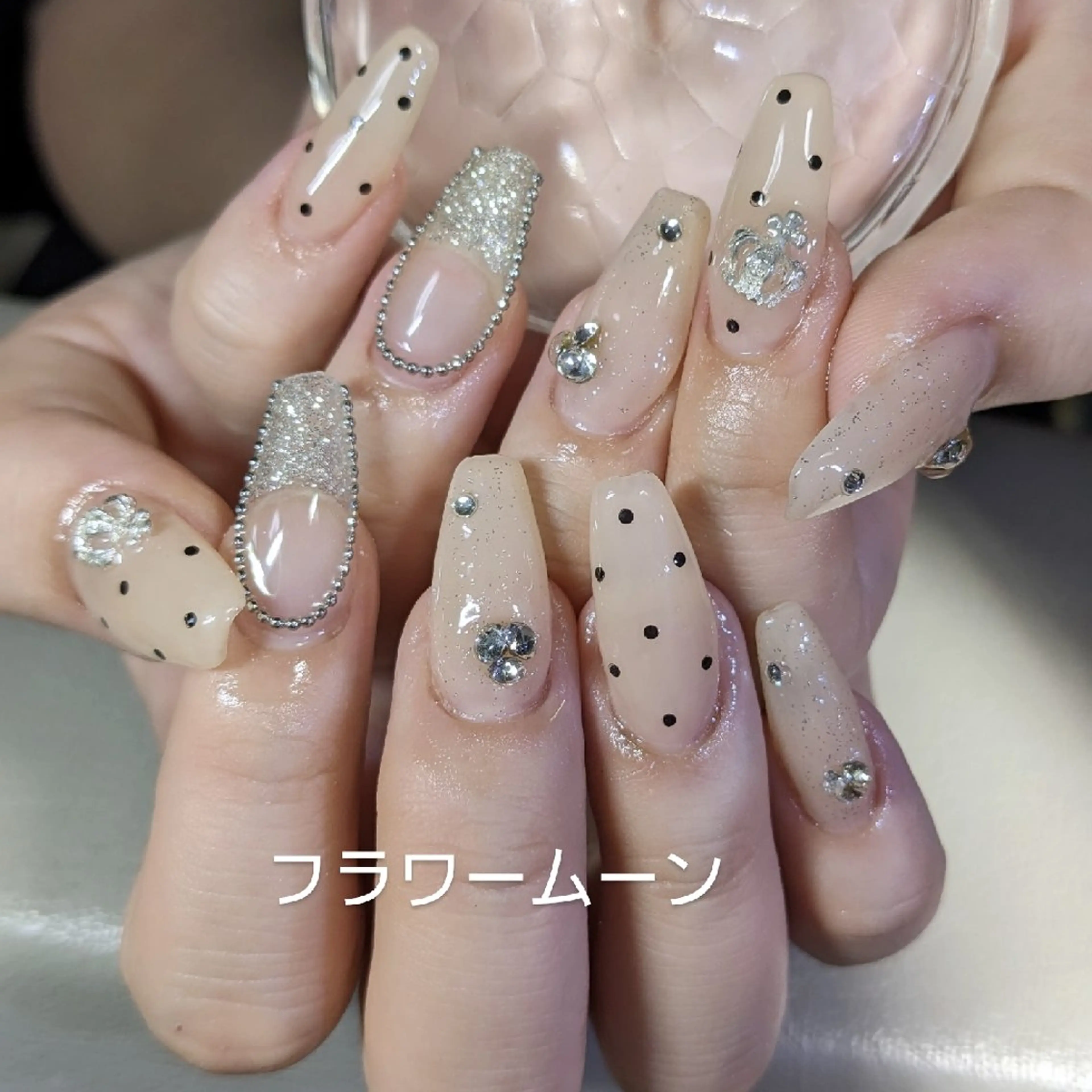 ネイル ドット フラワー ムーンのネイルデザイン