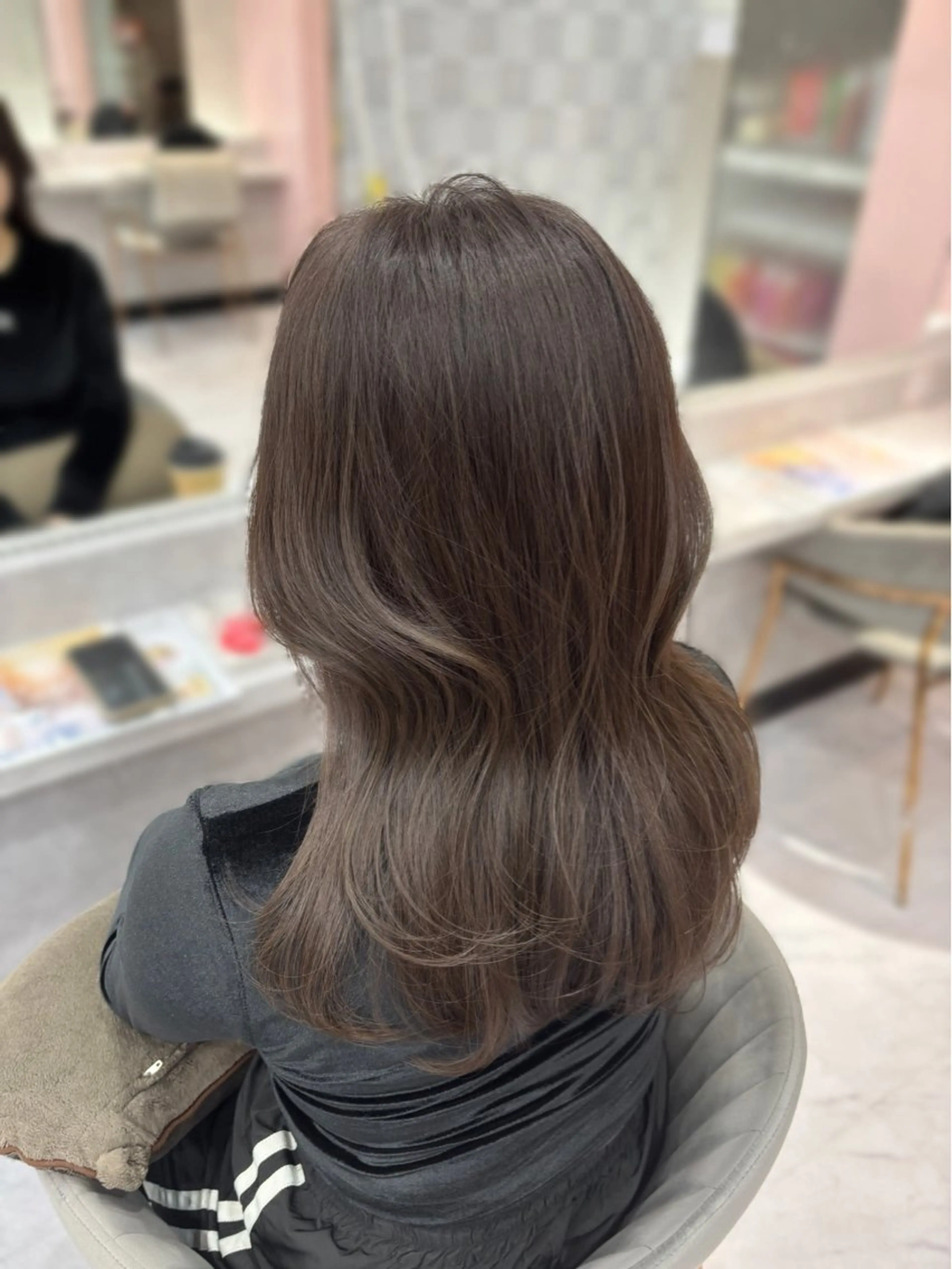 ミディアム カラー 透明感カラー グレージュ オレンジ 顔まわりレイヤー 伸ばしかけ カット ヘアカラー トリートメント chii /xenaのヘアスタイル
