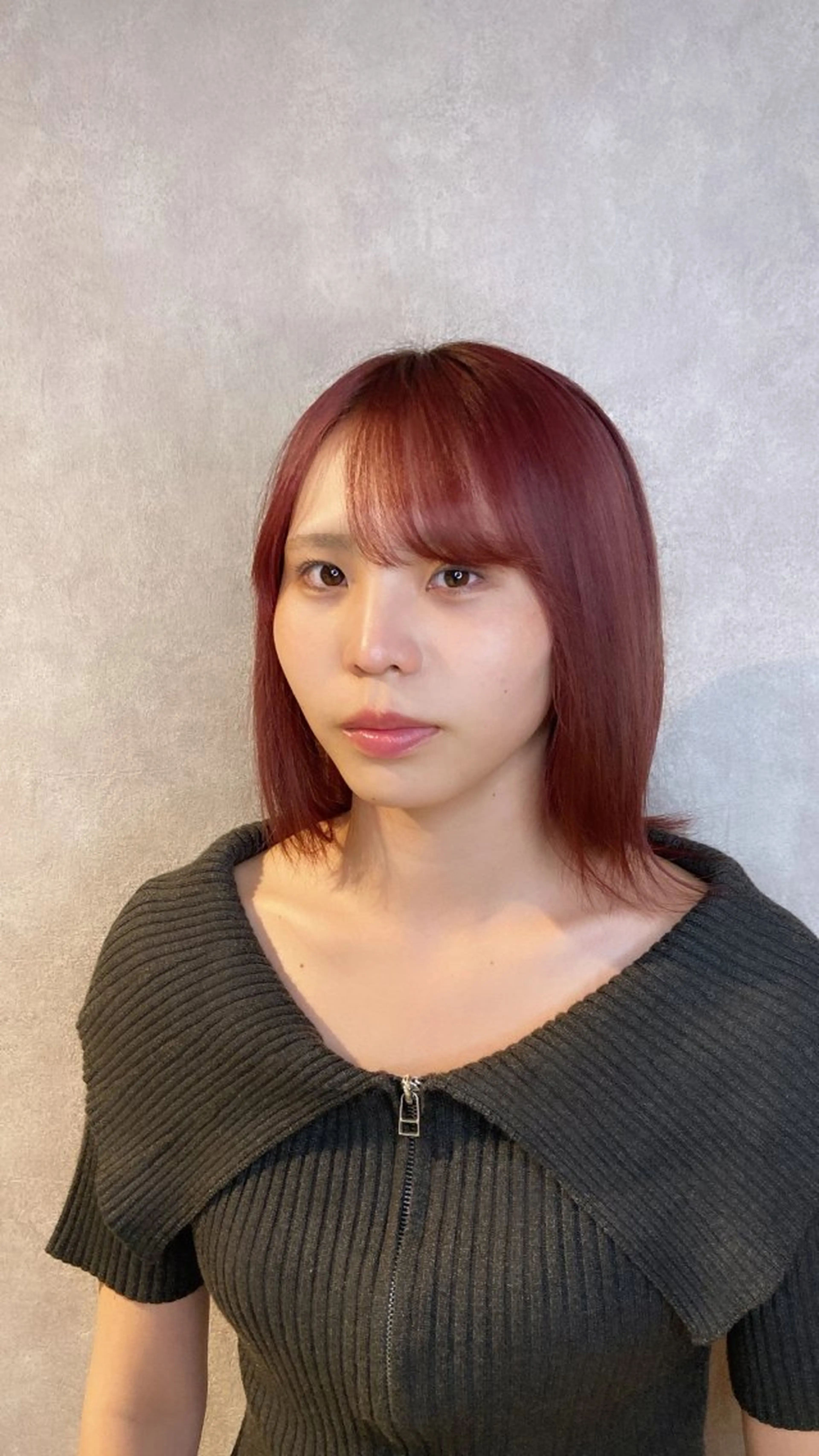 ミディアム カラー レッドカラー 顔周りカット/レイヤ ーカット透明感カラーのヘアスタイル