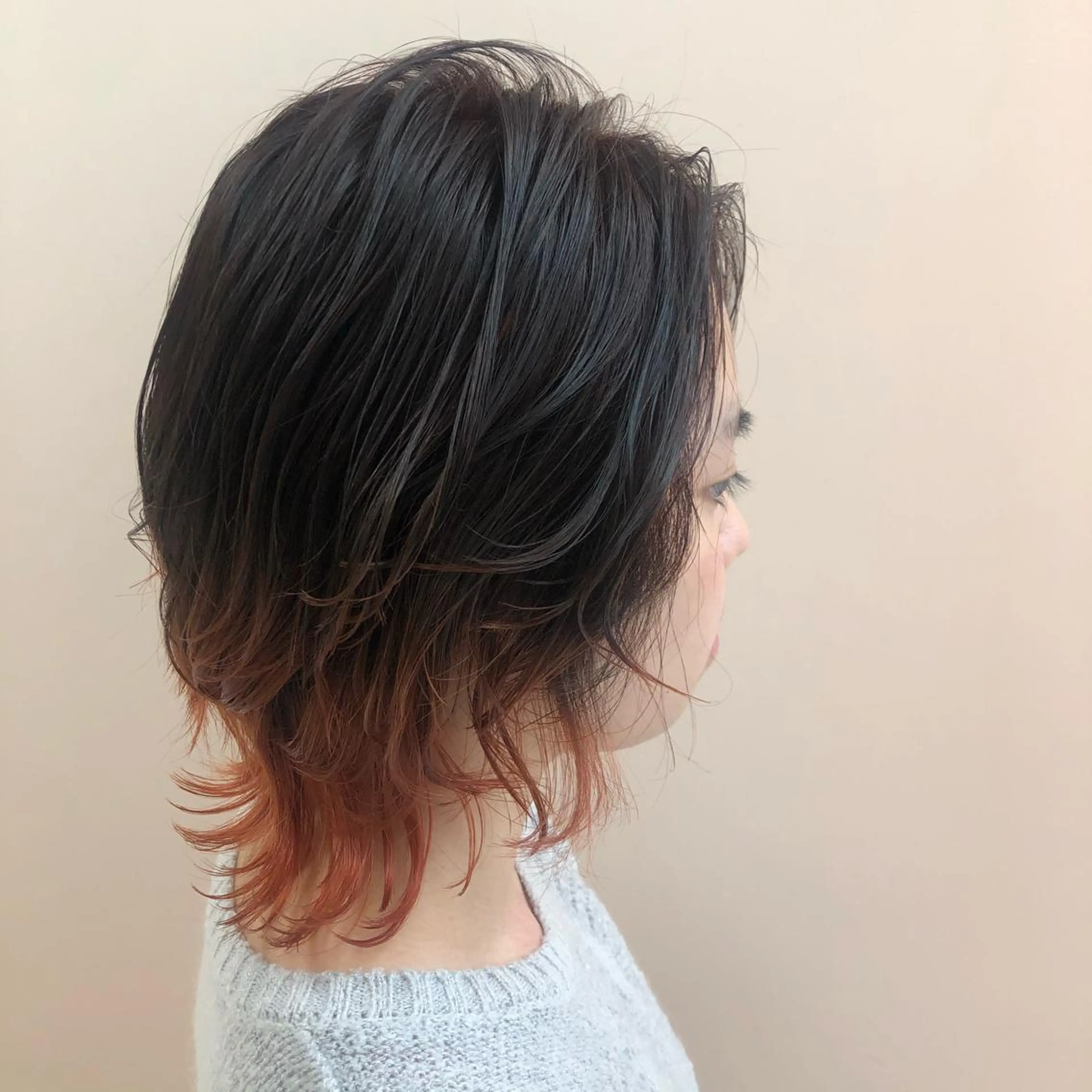 ショート カラー ブリーチ グラデーションカラー ベージュ/インナー カラー🤍Rieのヘアスタイル