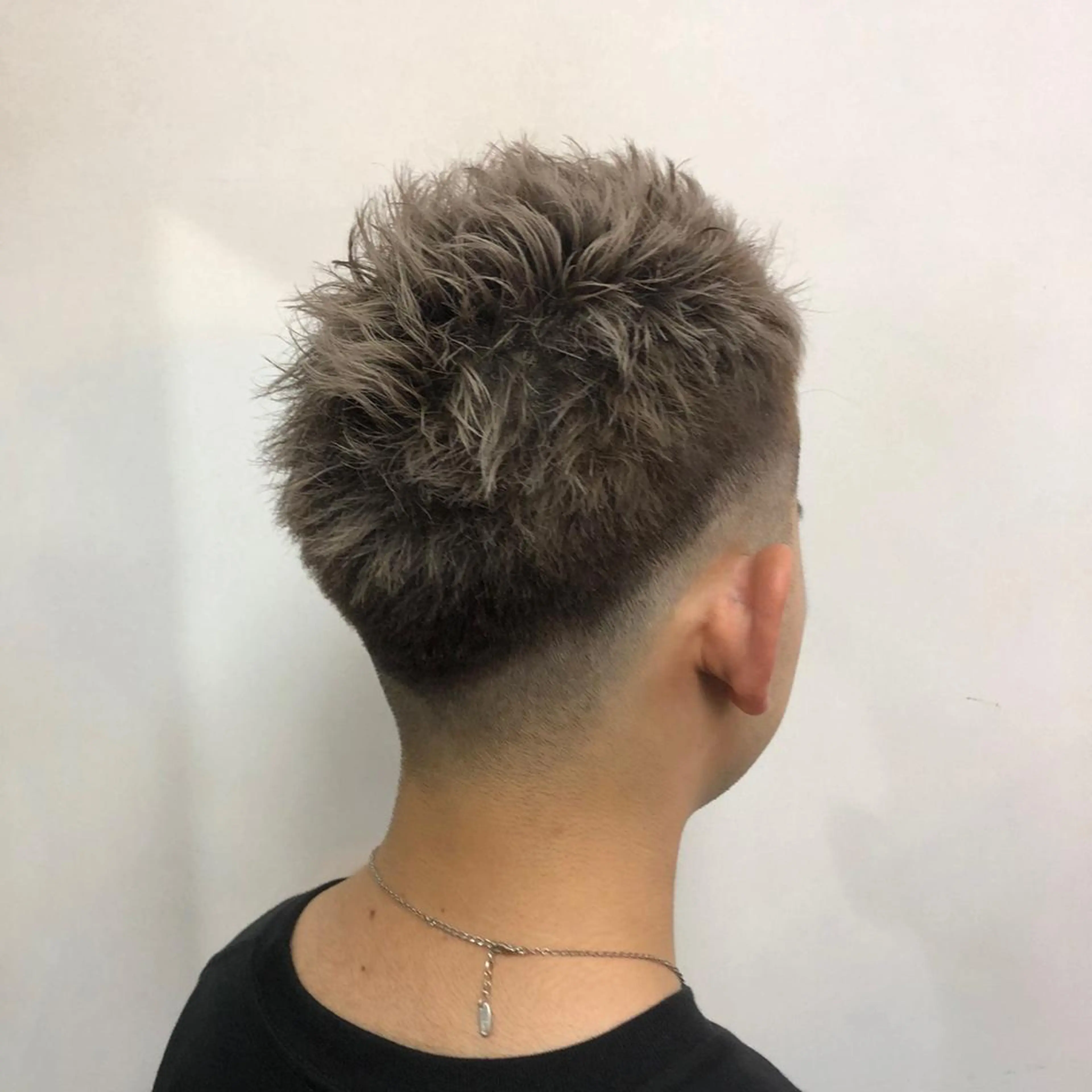 ショート カラー メンズ メンズブリーチ ブリーチ 透明感カラー グレージュ シルバー メンズパーマ 本多のヘアスタイル