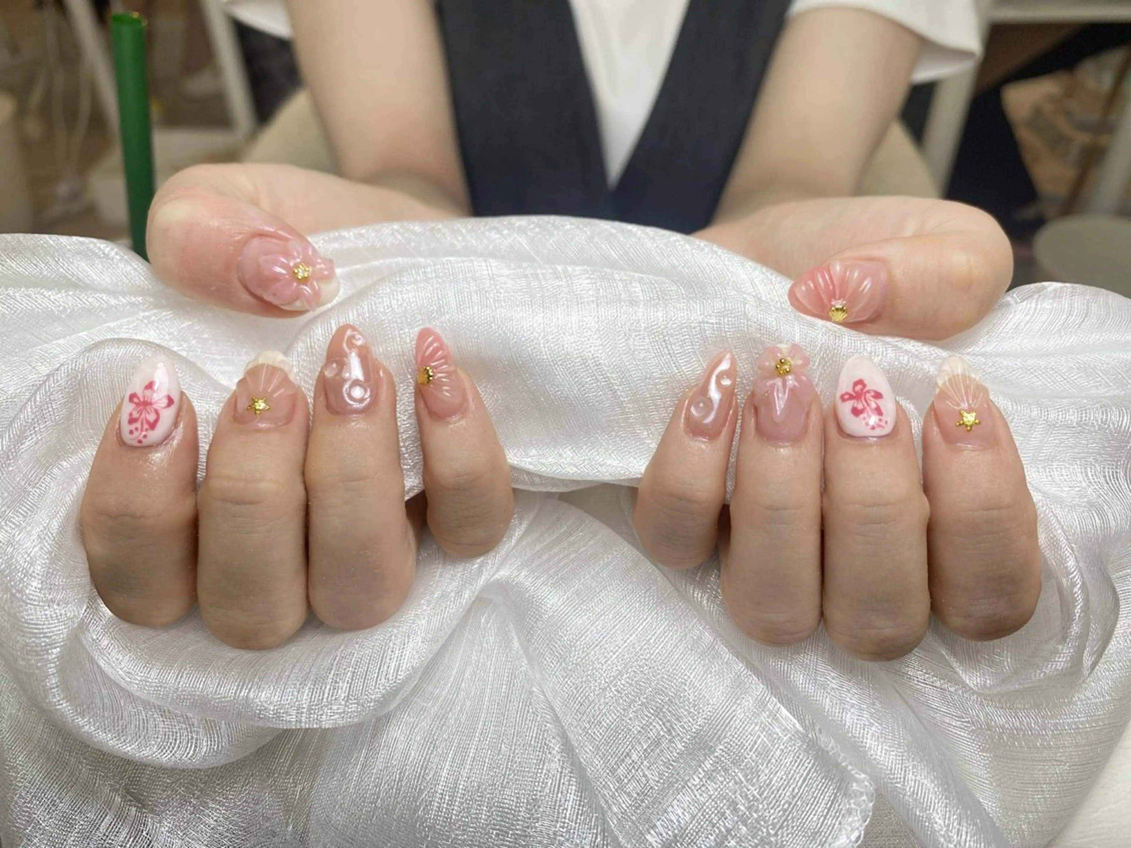 ネイル チークネイル ハート ホログラムネイル ミラーネイル ニュアンスネイル ハンドネイル Nie Nail Salon所属・Nie Nail Shinokuboのネイルデザイン