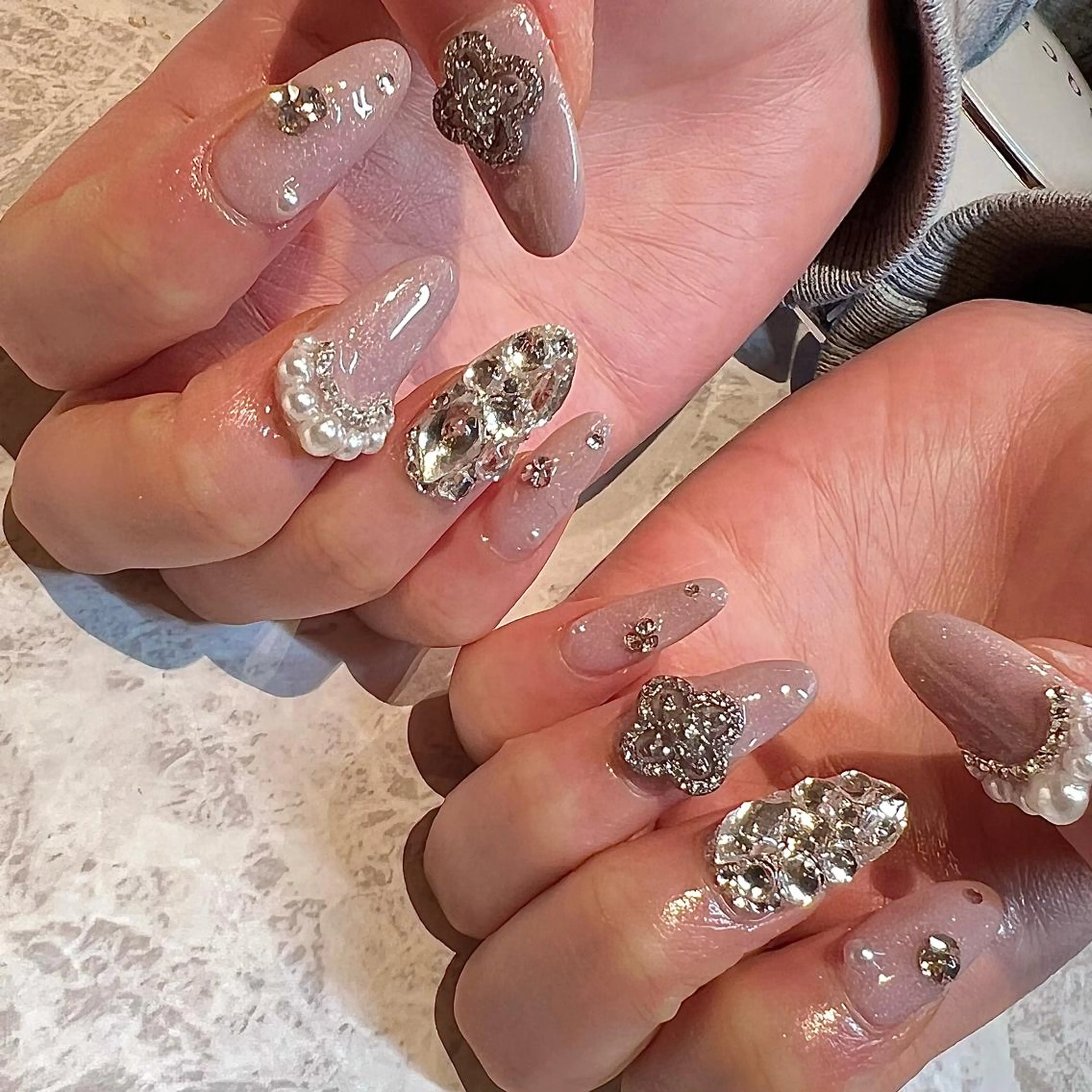 ミディアム ネイル キラキラネイル ハンドネイル H🌺 NAILのネイルデザイン