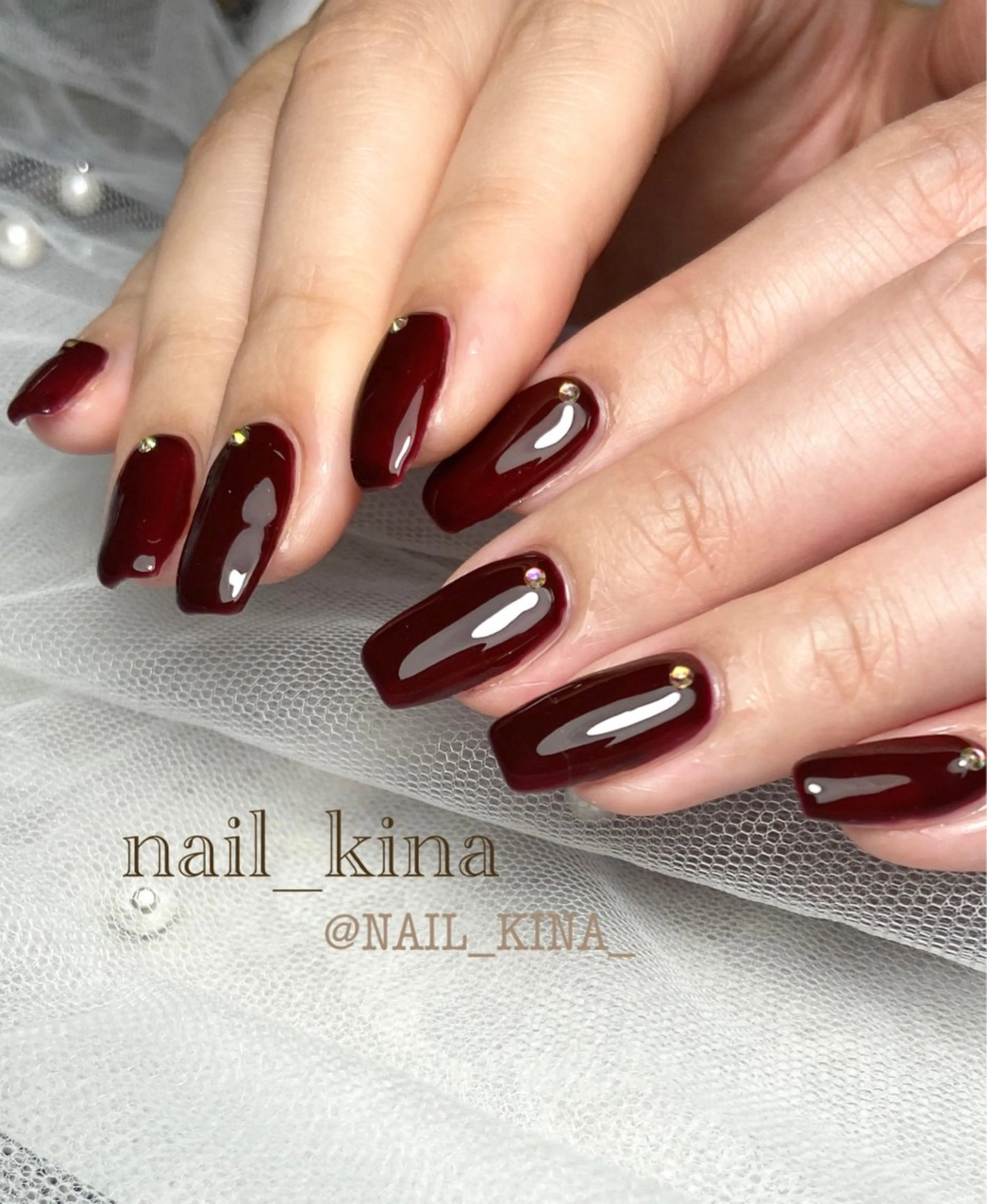ネイル ボルドー ワンカラーネイル ストーンネイル ハンドネイル nail_ kinaのネイルデザイン