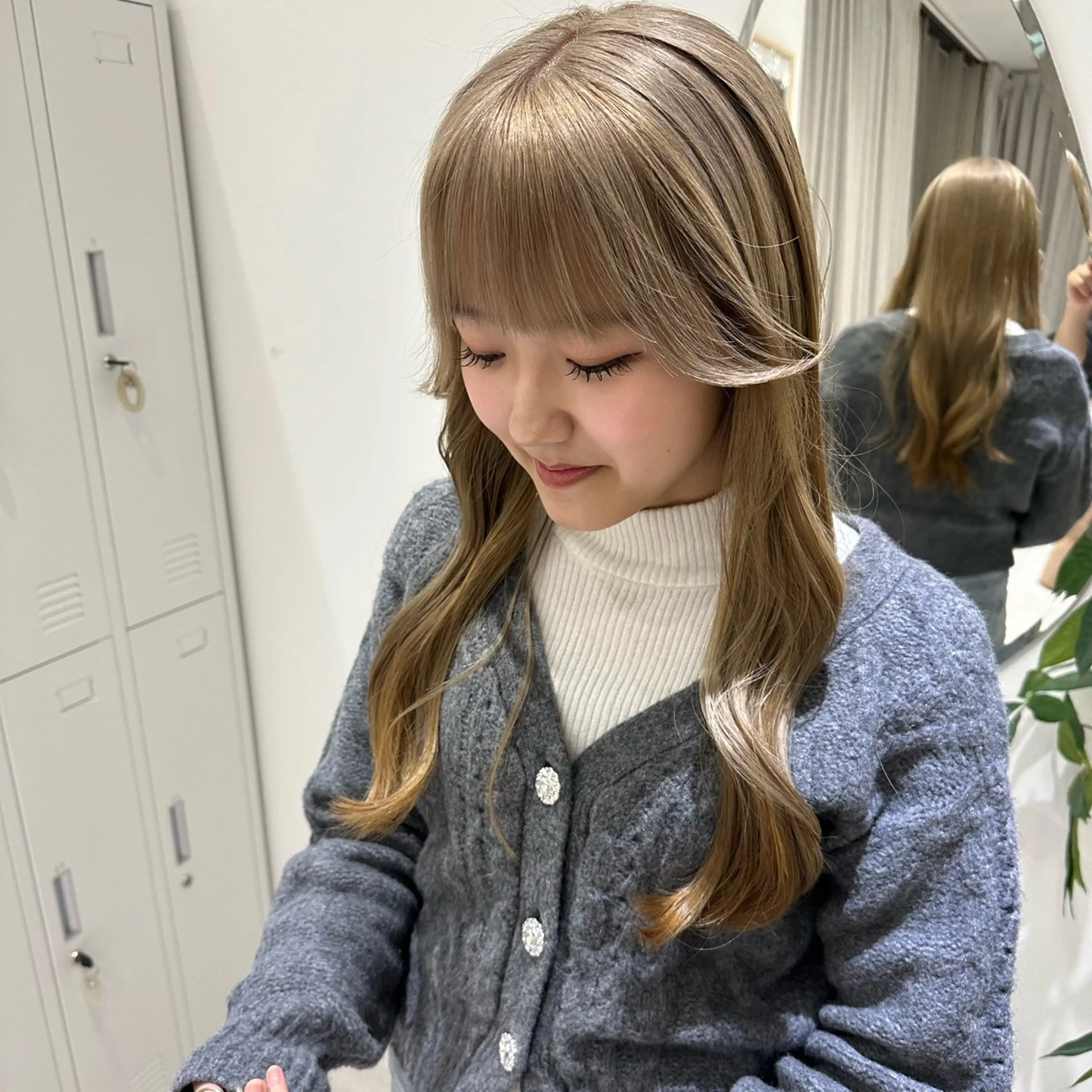 ロング カラー ベージュカラー ブリーチ ダブルカラー ミルクティーベージュ 顔周りカット カット ヘアカラー トリートメント 赤み消し/オリーブ カーキ/福田れんのヘアスタイル