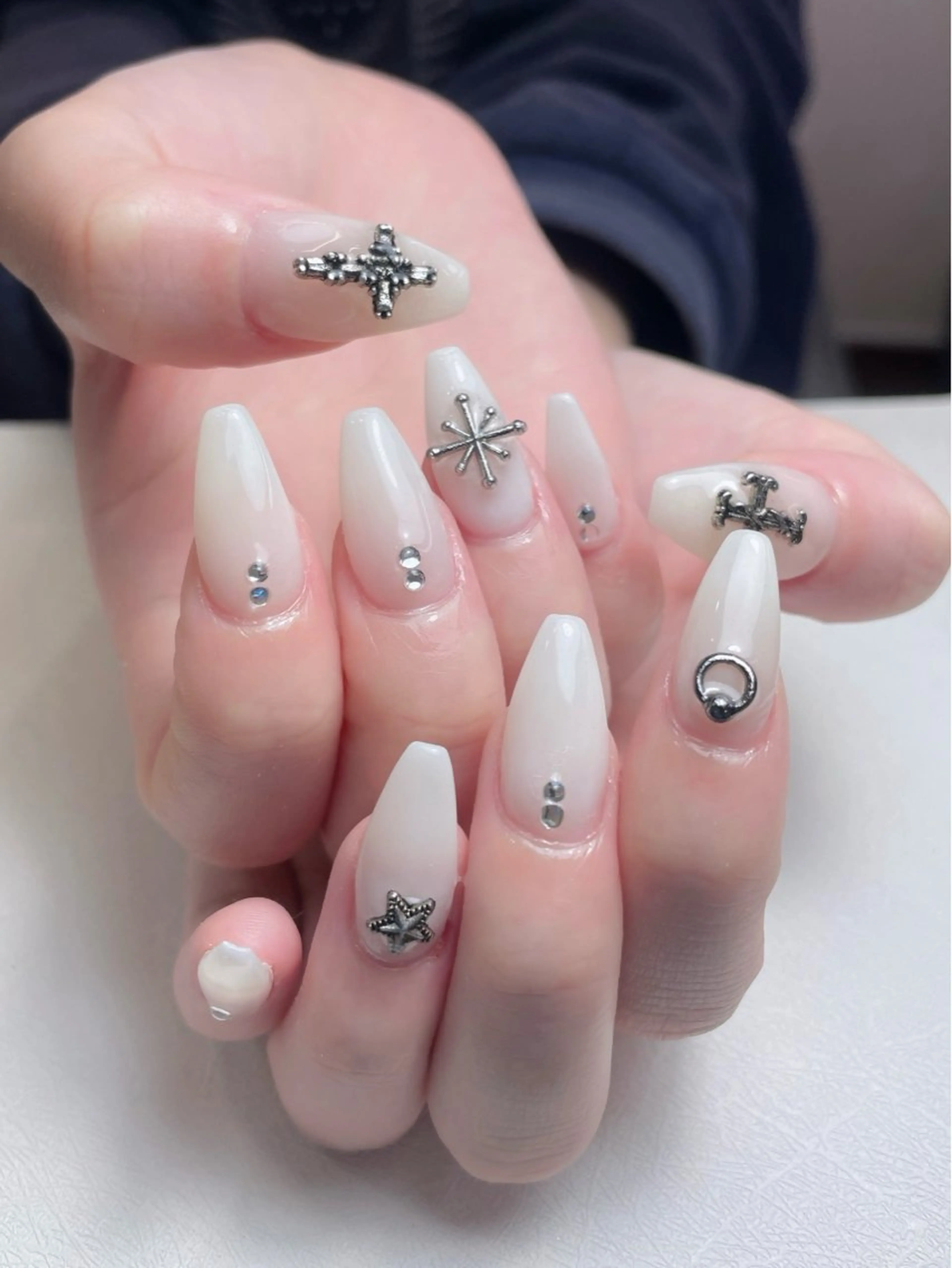 ネイル ドット 長さ出し ジェルネイル ガーリー ロングネイル 中野駅から2分 MEO NAILのネイルデザイン