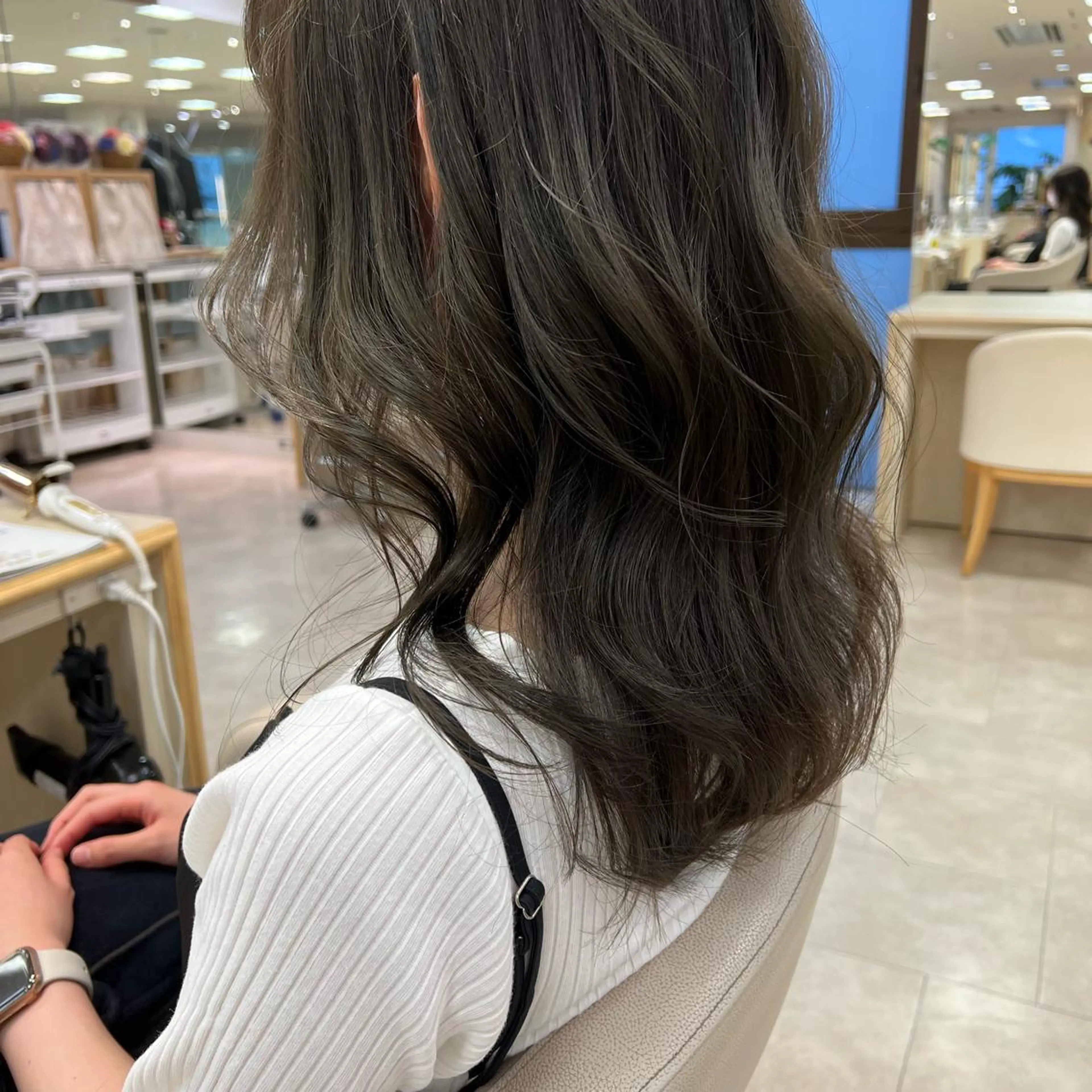 ロング カラー グレージュ オリーブグレージュ オリーブグレー 似合わせ.ﾍｱｾｯﾄ 得意🌹井上美沙のヘアスタイル