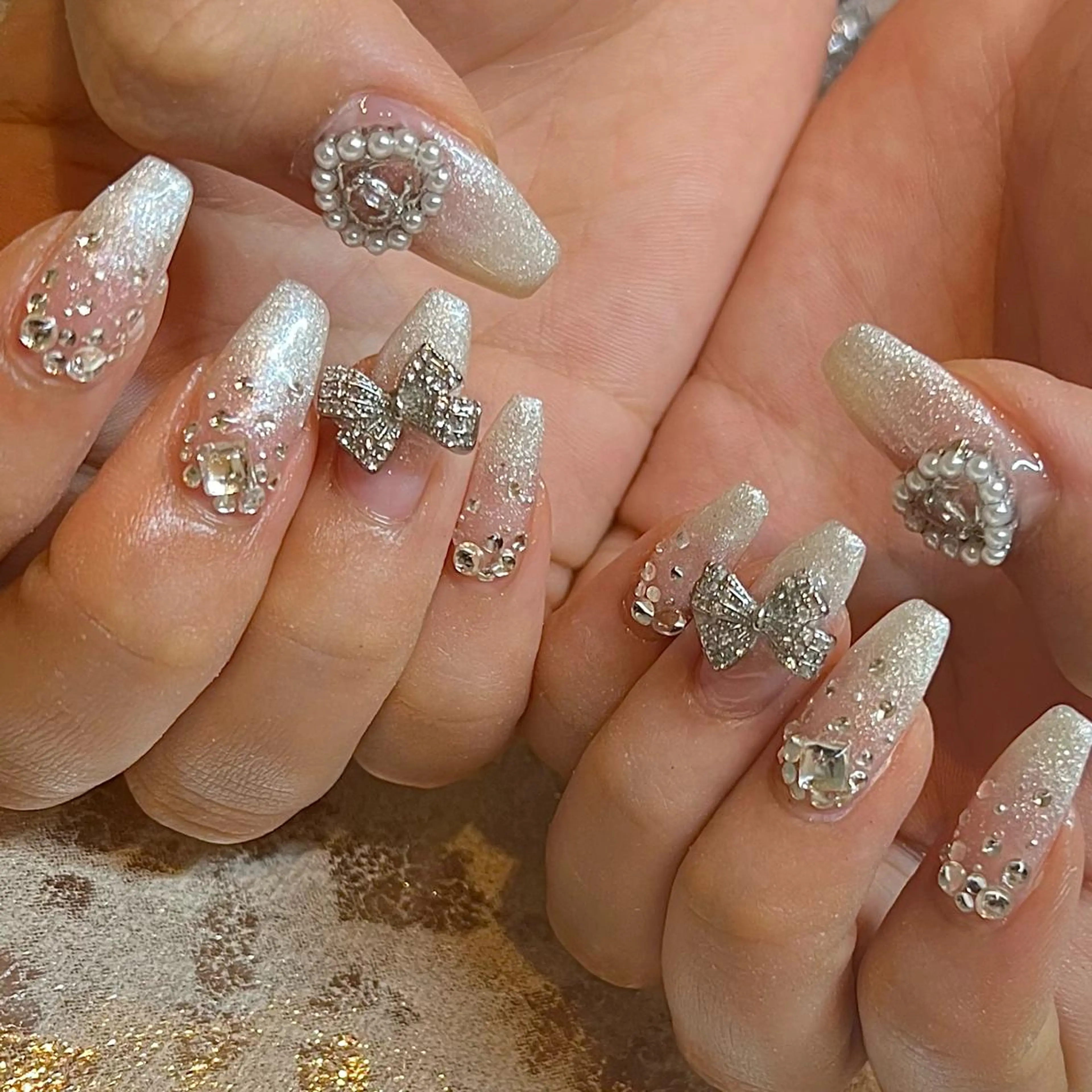 ミディアム ネイル キラキラネイル ハンドネイル H🌺 NAILのネイルデザイン