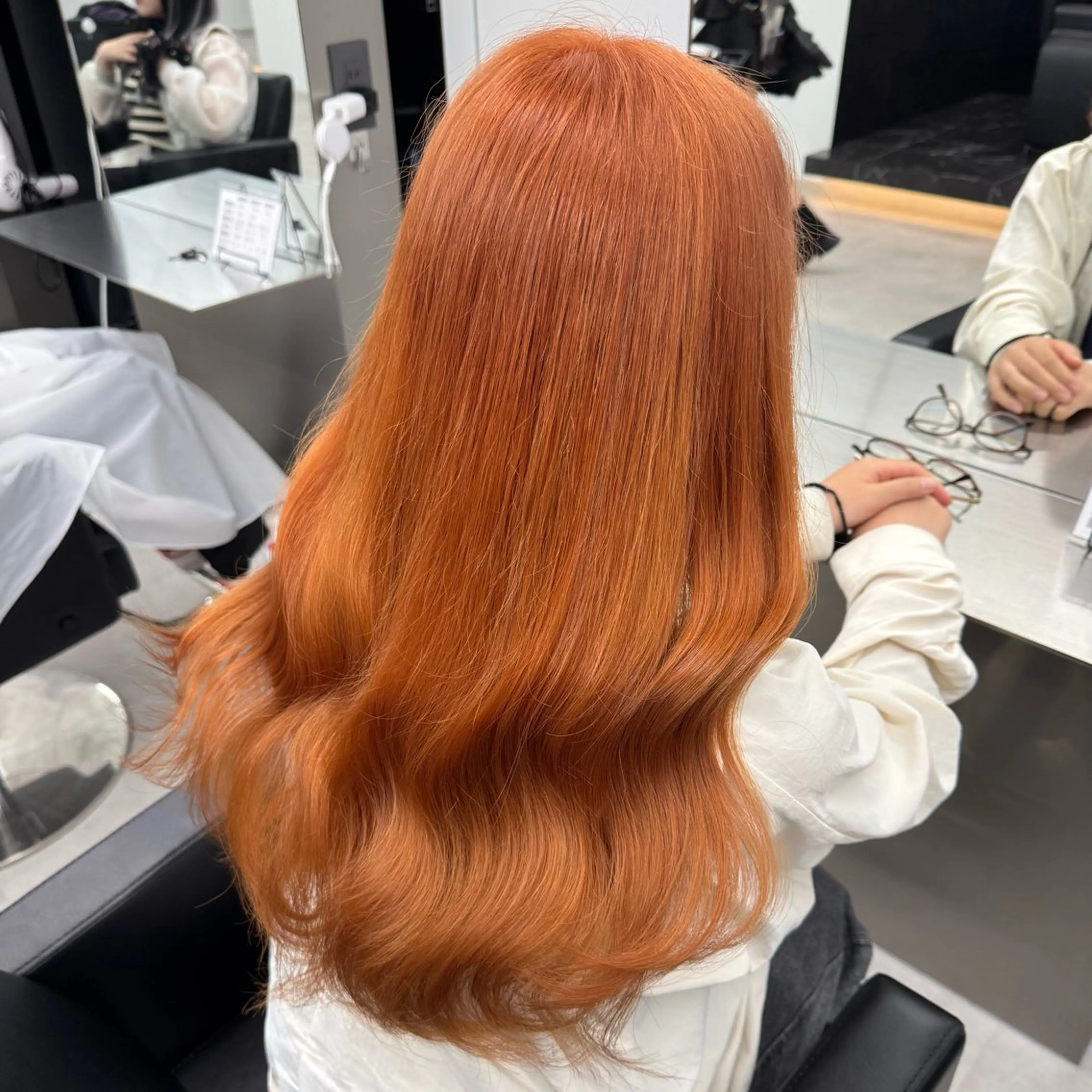ロング カラー ブリーチ オレンジ カット ヘアカラー カラー/エクステ特化 ベージュ/KENTAのヘアスタイル
