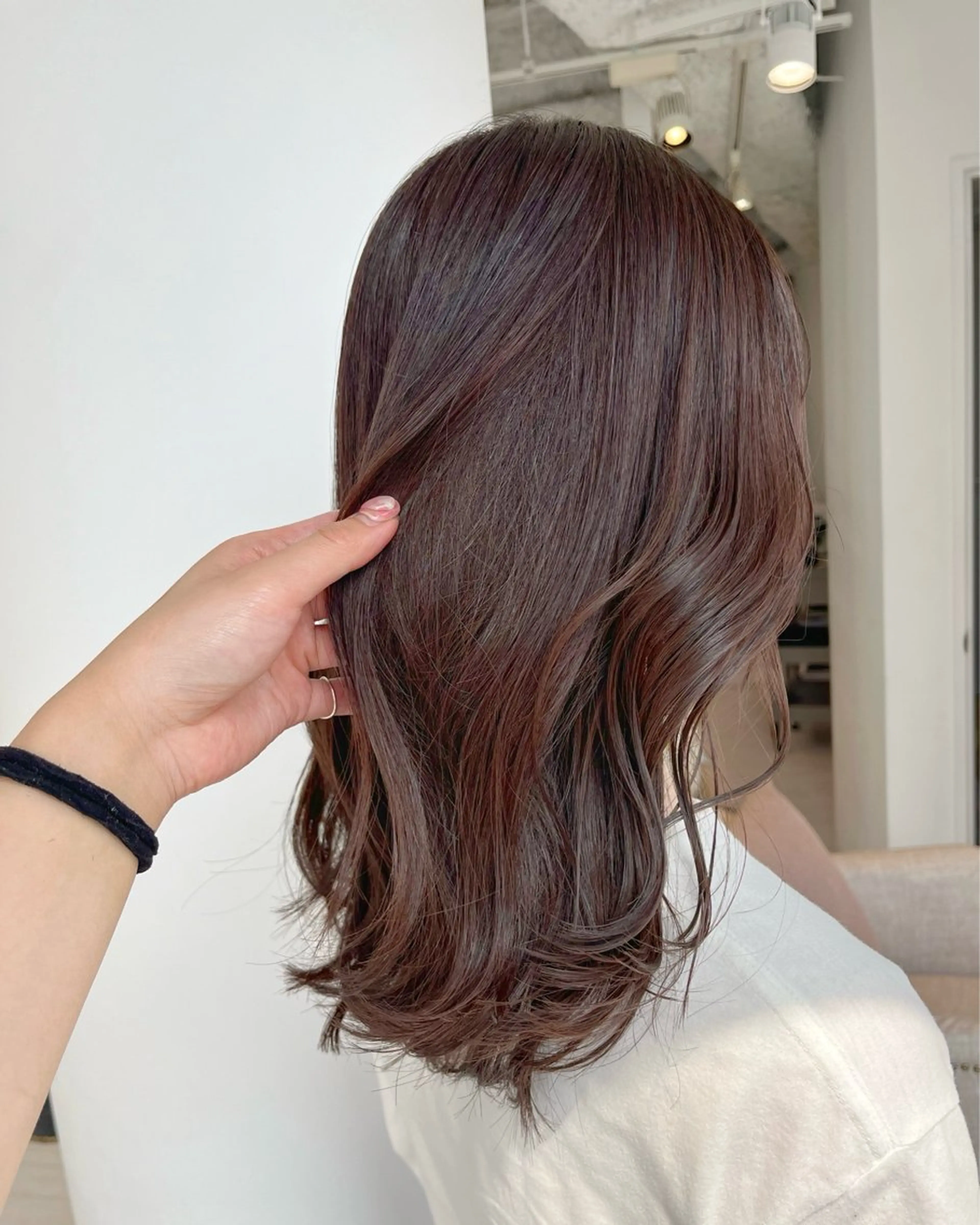セミロング ラベンダーブラウン カット ヘアカラー 村上 茉莉花のヘアスタイル
