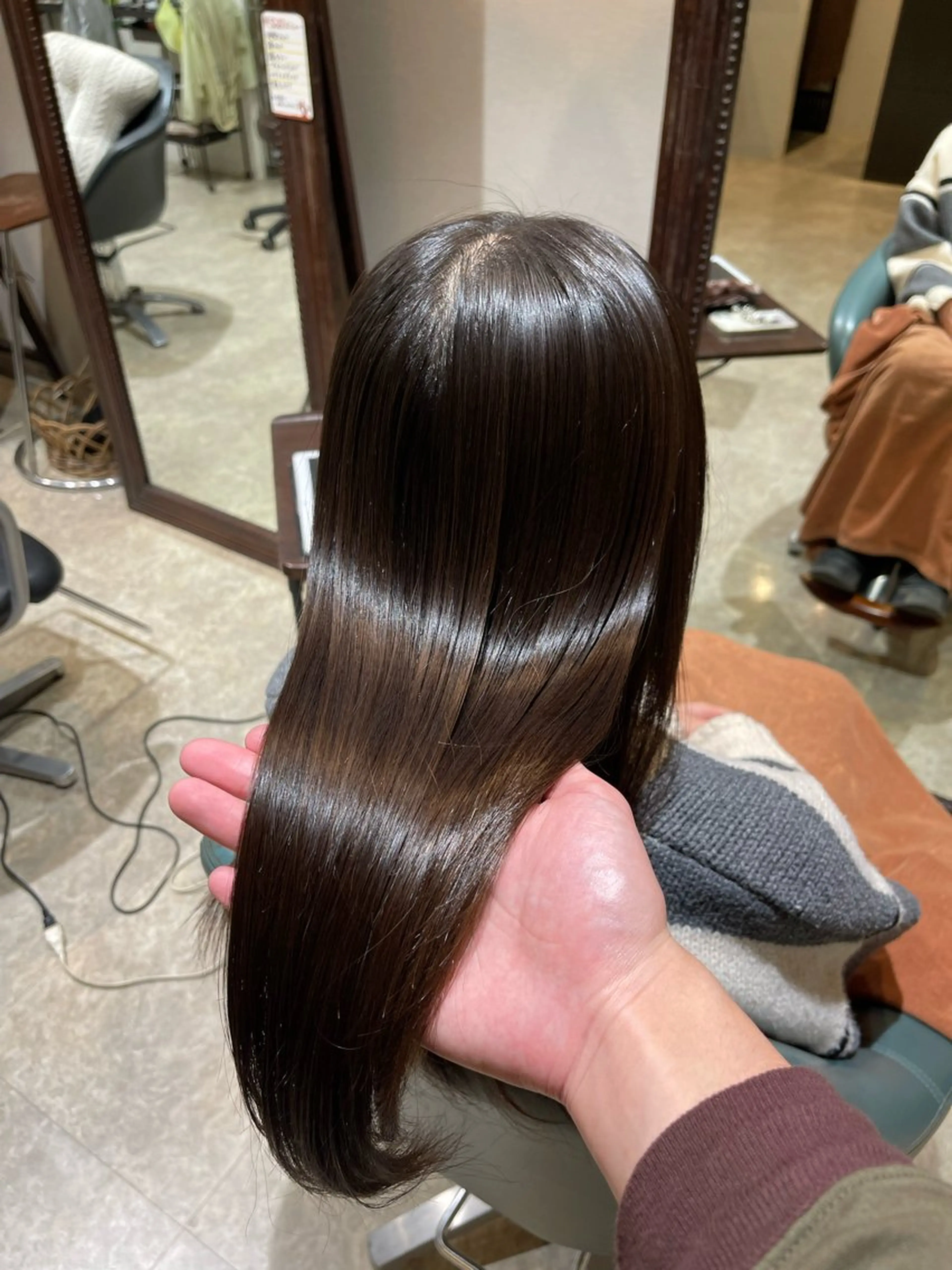 セミロング 縮毛矯正 batik dua所属・尼丁 勇磨のヘアスタイル