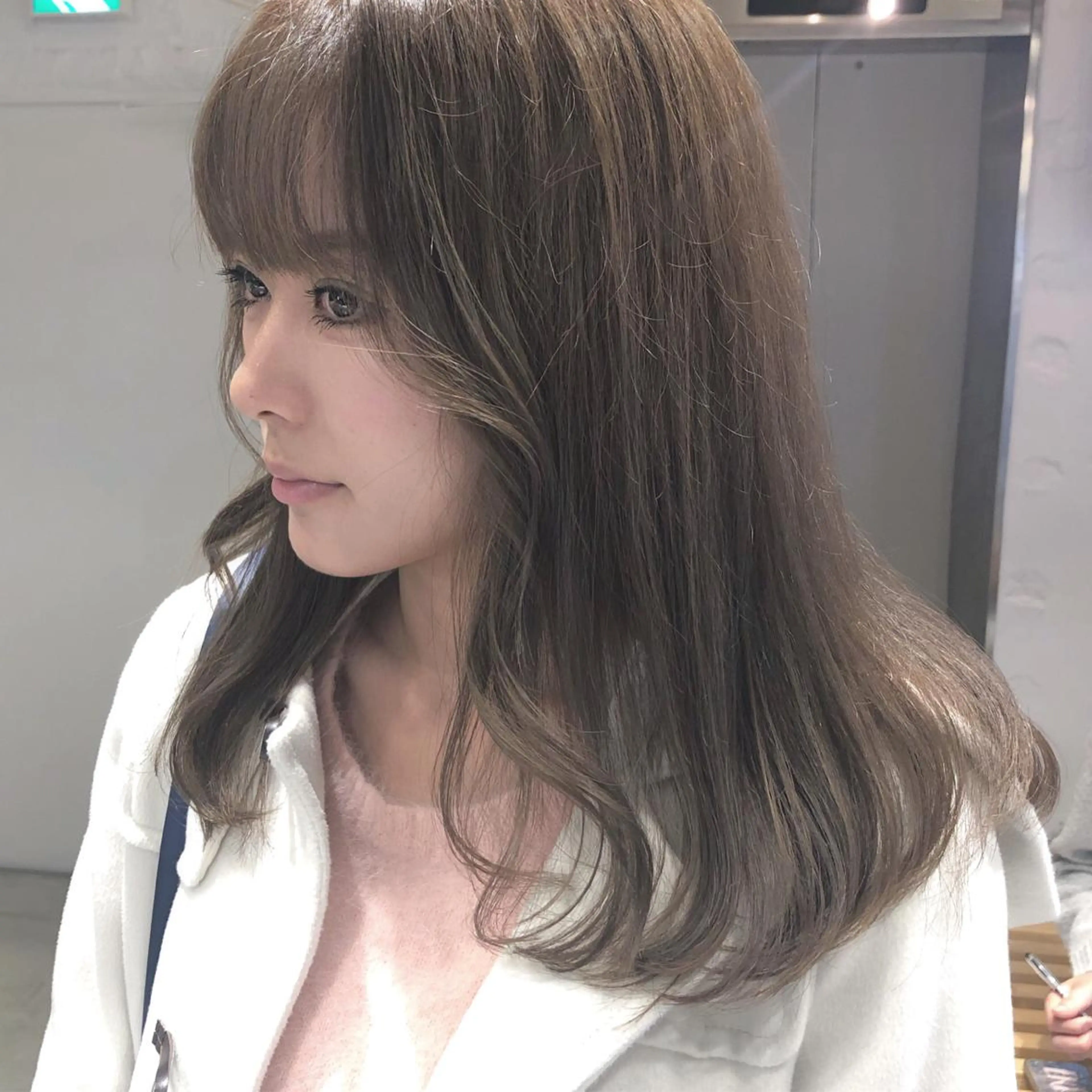 セミロング カラー アッシュ ベージュカラー ORIKA 美容室のヘアスタイル