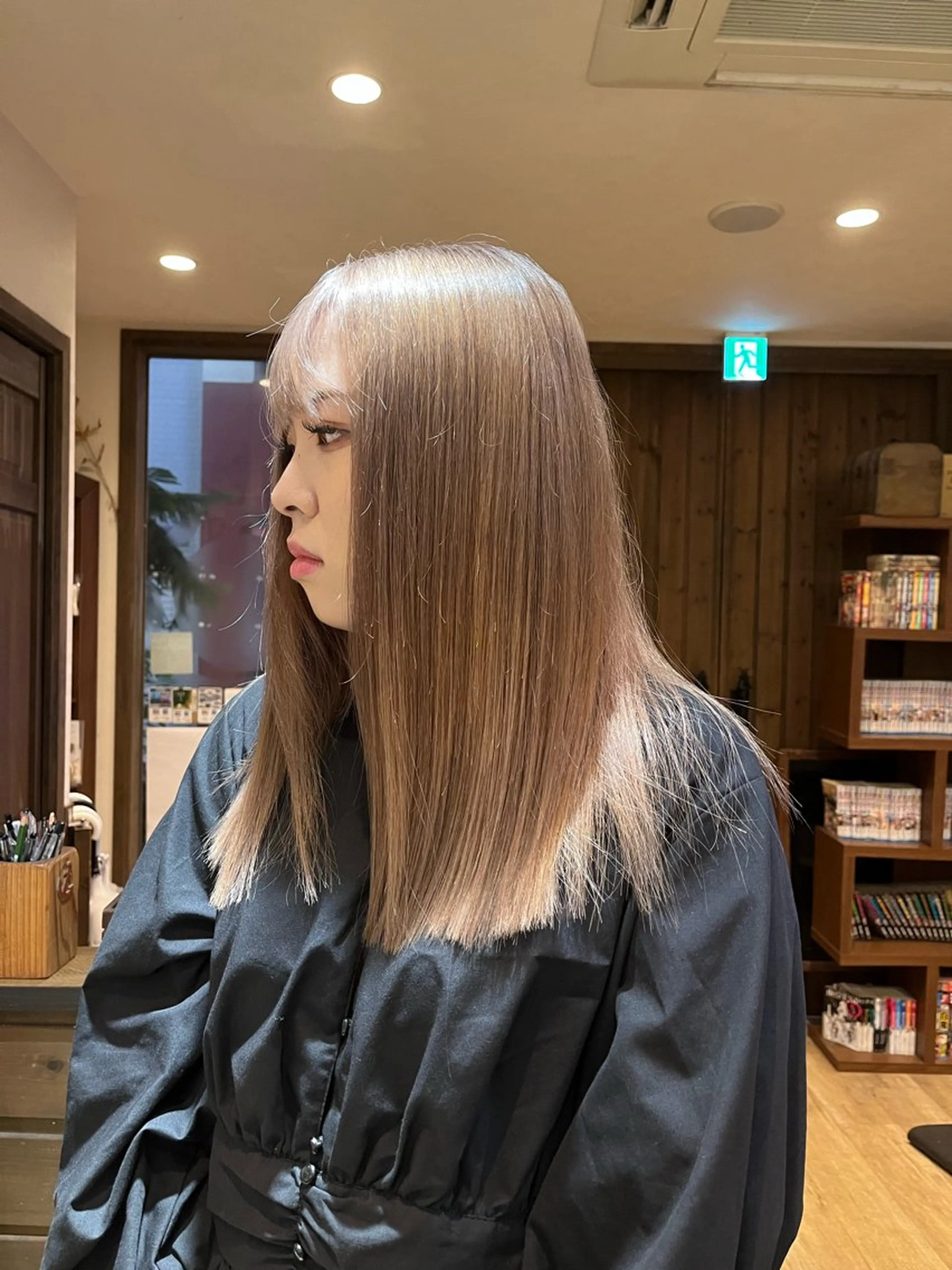 セミロング カラー ベージュカラー ブリーチ ヘアカラー VOYAGE所属・中園 康のヘアスタイル