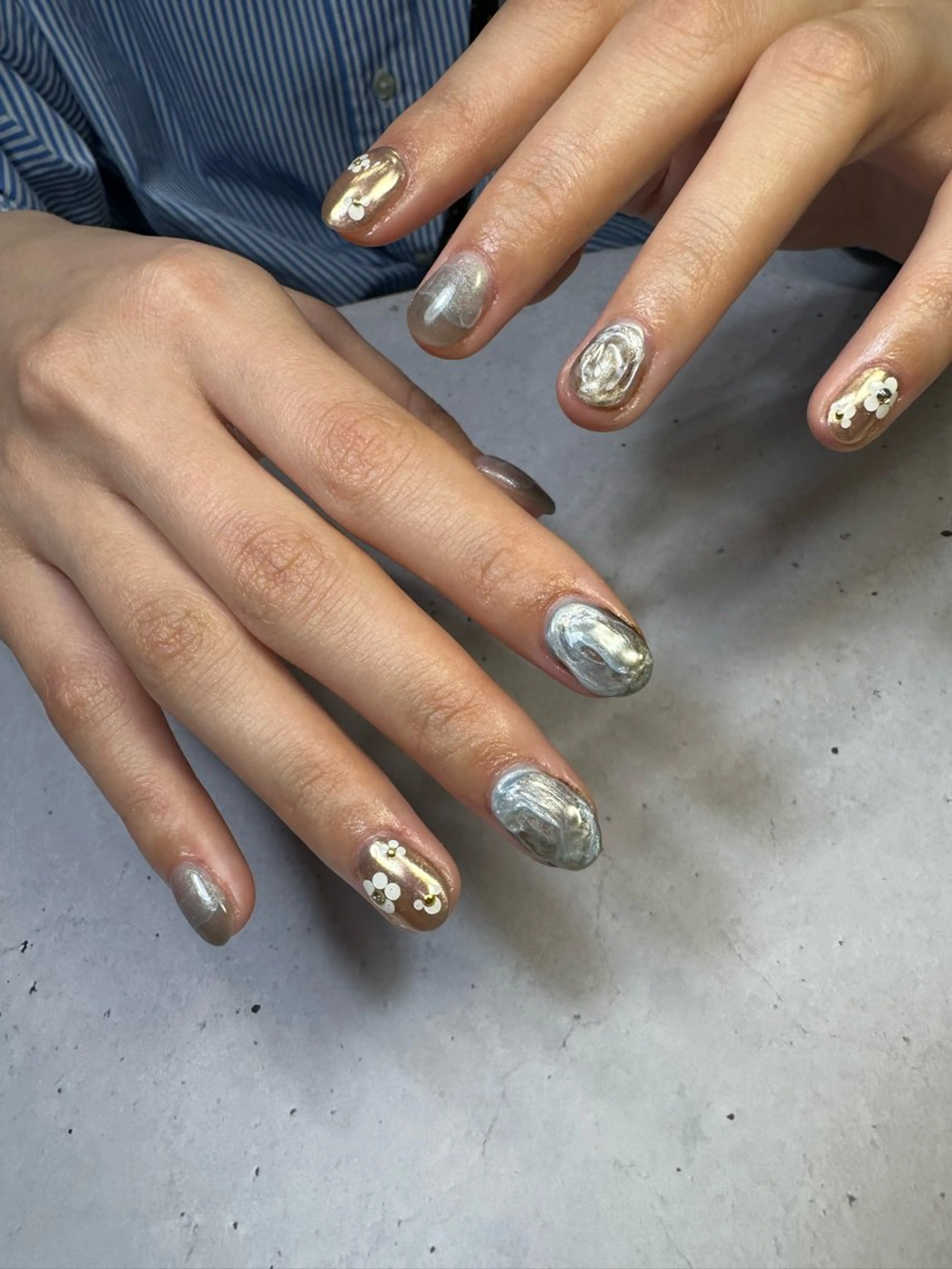 ネイル ブルー フットネイル マグネットネイル ミラーネイル ニュアンスネイル ハンドネイル nailsalon Daphneのネイルデザイン