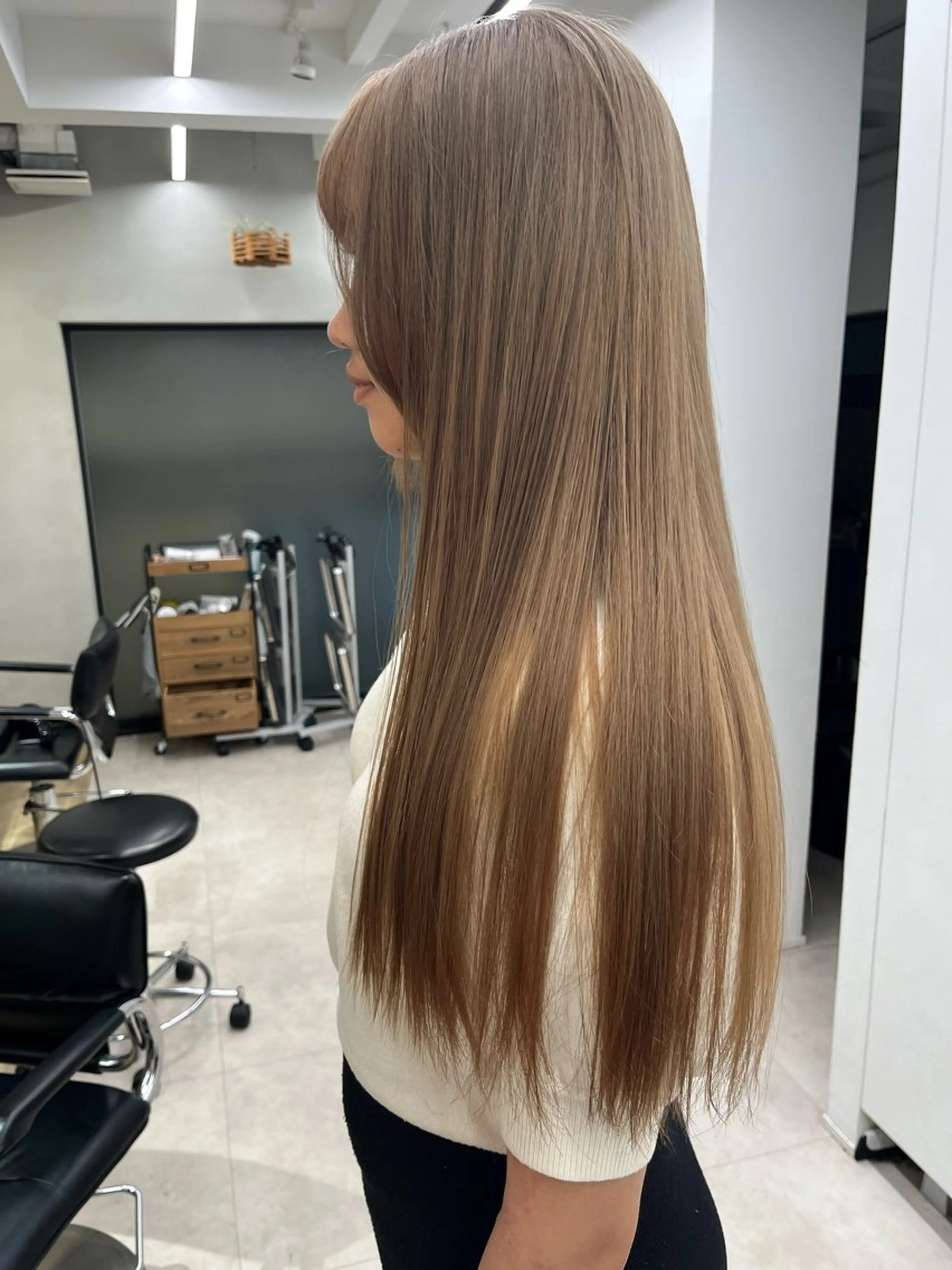 セミロング カラー ベージュカラー ブリーチ ダブルカラー ハイトーンカラー ヨシダ トモキのヘアスタイル