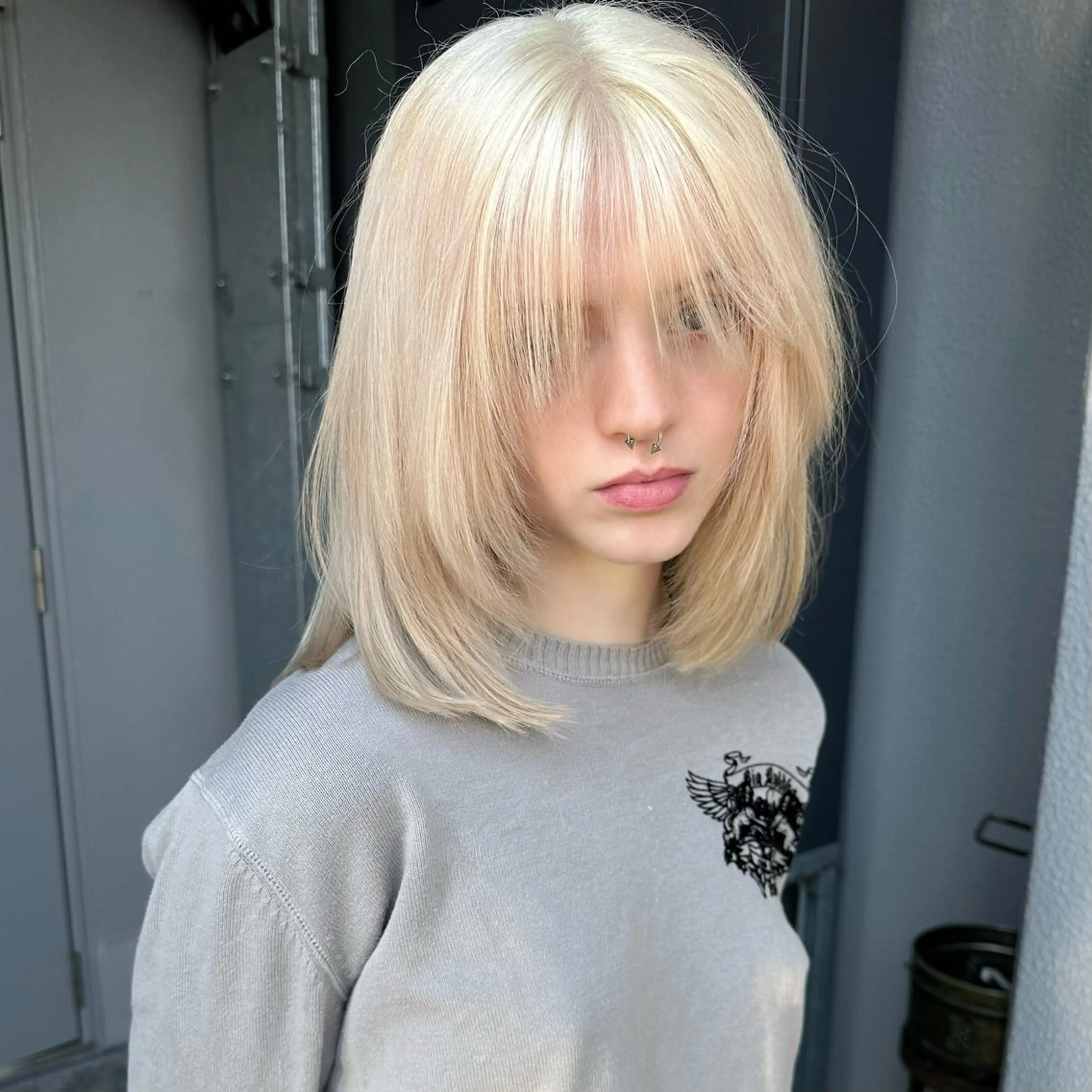 ミディアム カラー ブリーチ ブロンド ケアブリーチ ホワイトブロンド 顔まわりレイヤー カット ヘアカラー bloc japon所属・ﾌﾞﾚｲｽﾞ˚✧₊⁎ ﾚｲﾔｰToriのヘアスタイル