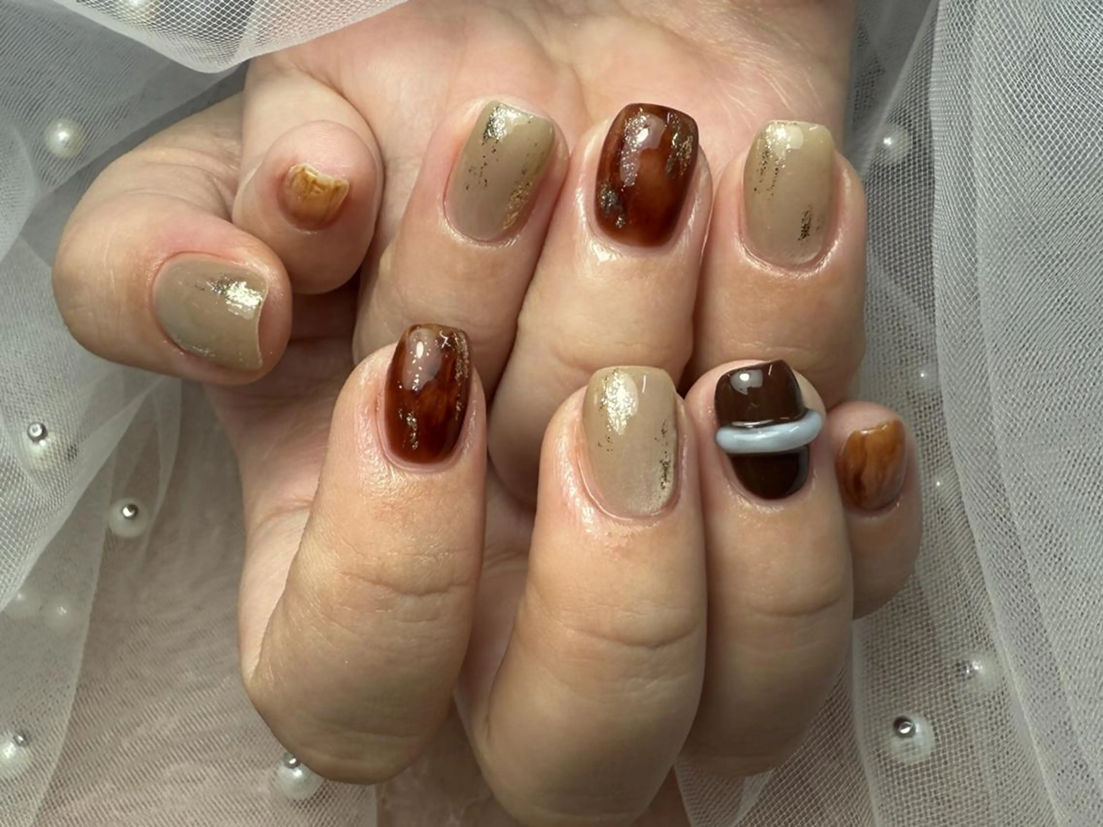 ネイル アートネイル ブラウン ゴールド ハンドネイル ToliyDeliy Nail Salonのネイルデザイン