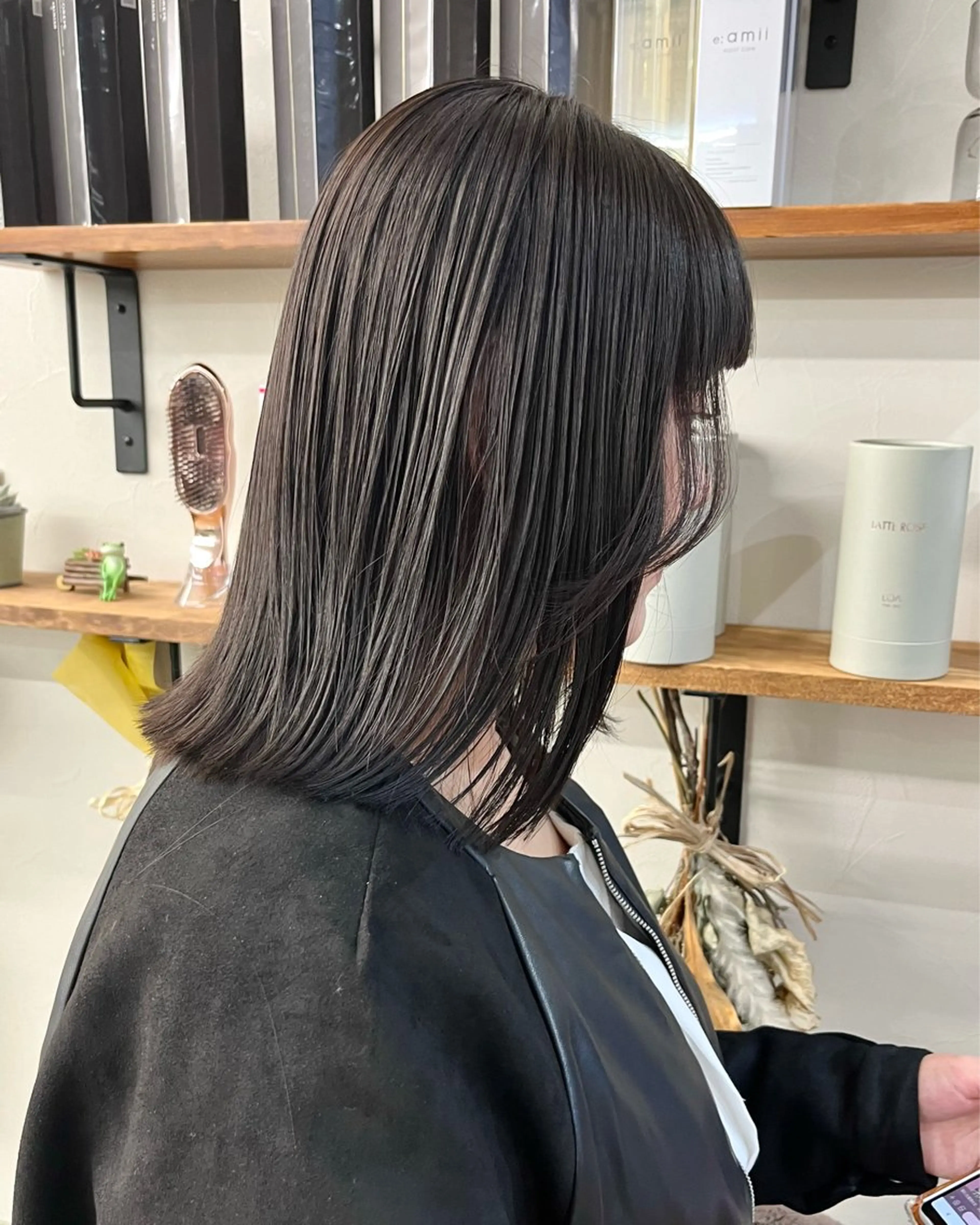 ミディアム カラー アッシュ 黒髪 ブルーカラー ブルーブラック 透明感カラー ヘアカラー ツヤカラーを実現 /カンナのヘアスタイル