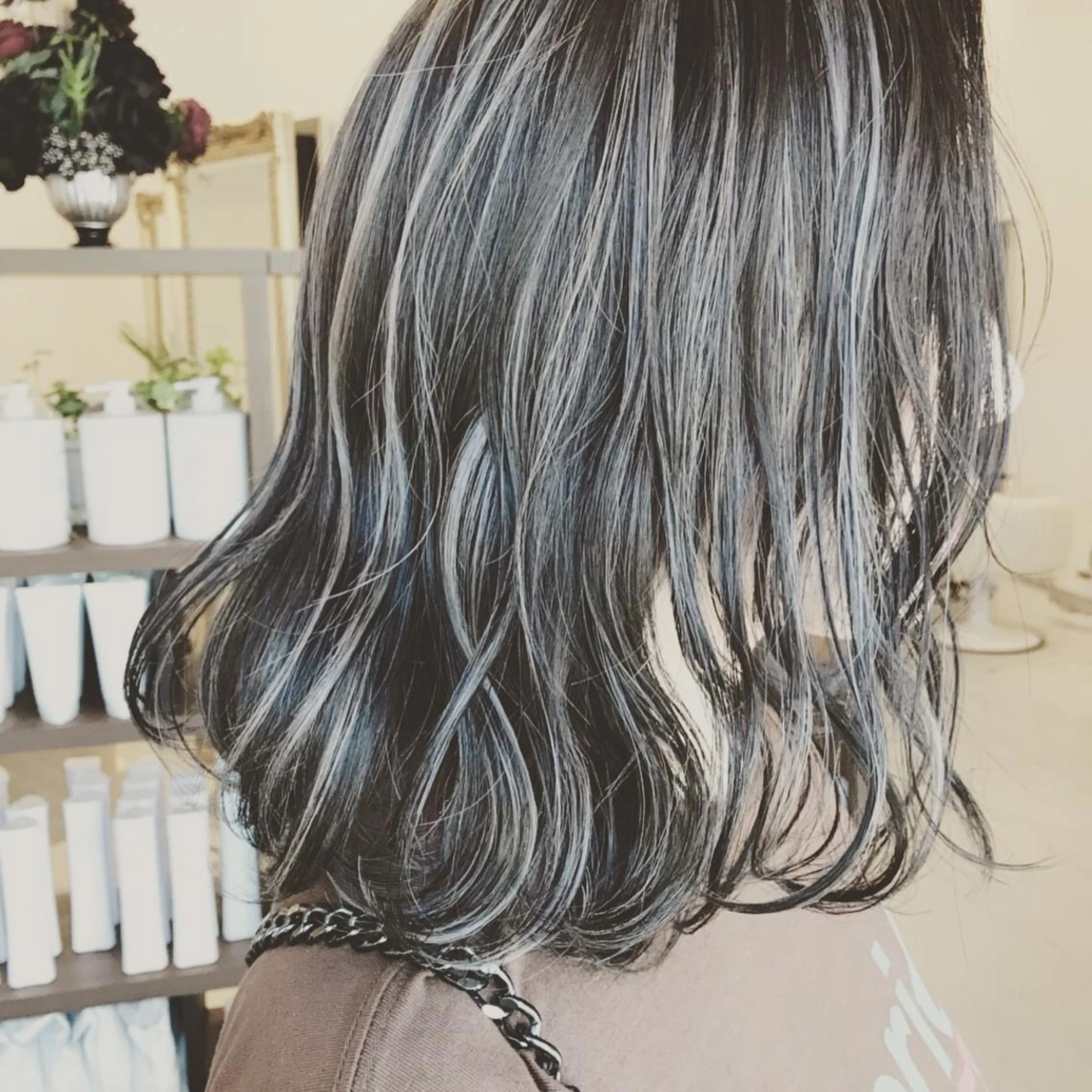 セミロング カラー ハイライトカラー シルバー ハイライト ヘアカラー トリートメント ハイトーン得意😍 FORのヘアスタイル