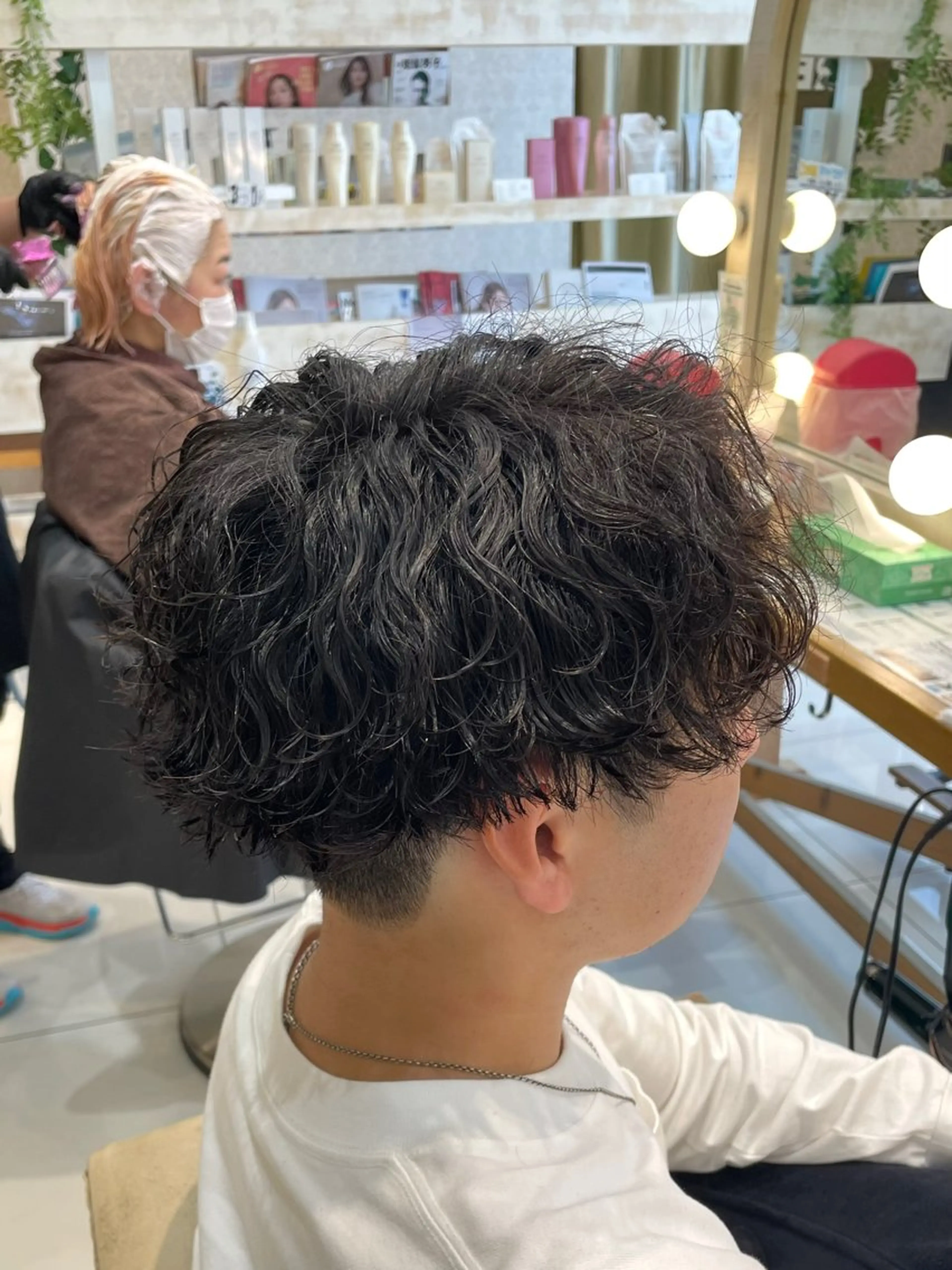 ミディアム パーマ メンズ ミディアムパーマ ダウンパーマ メンズパーマ 学生（メンズ向け） 波巻きパーマ カット パーマ メンズ曲がる縮毛矯正 /本厚木/駅近3分のヘアスタイル
