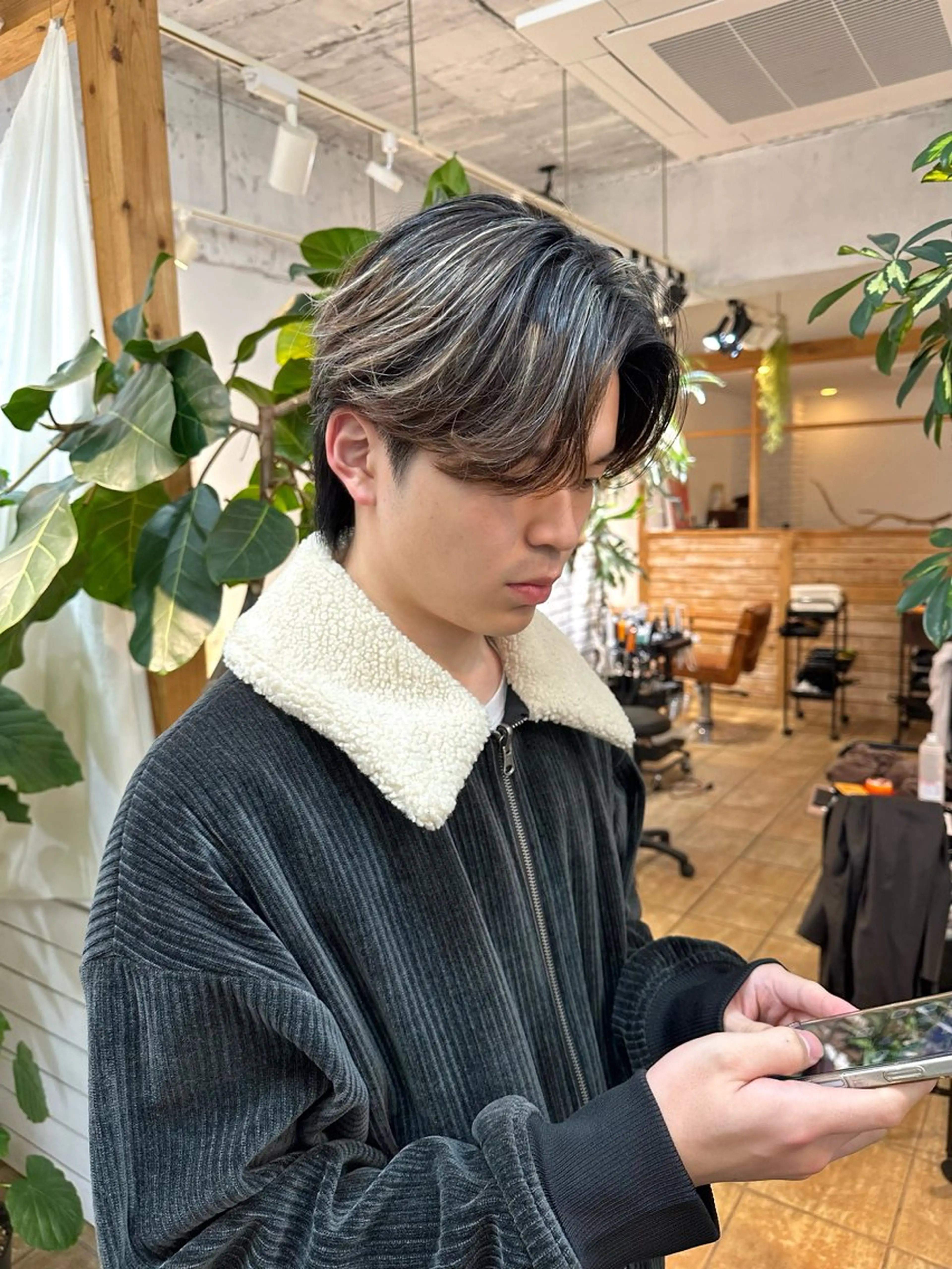 ミディアム カラー パーマ メンズ ミディアムパーマ センターパート コンマヘア メンズ韓国風 メンズメッシュ カット ヘアカラー パーマ 渋谷 メンズヘア⭐️ タニグチヨシユキのヘアスタイル