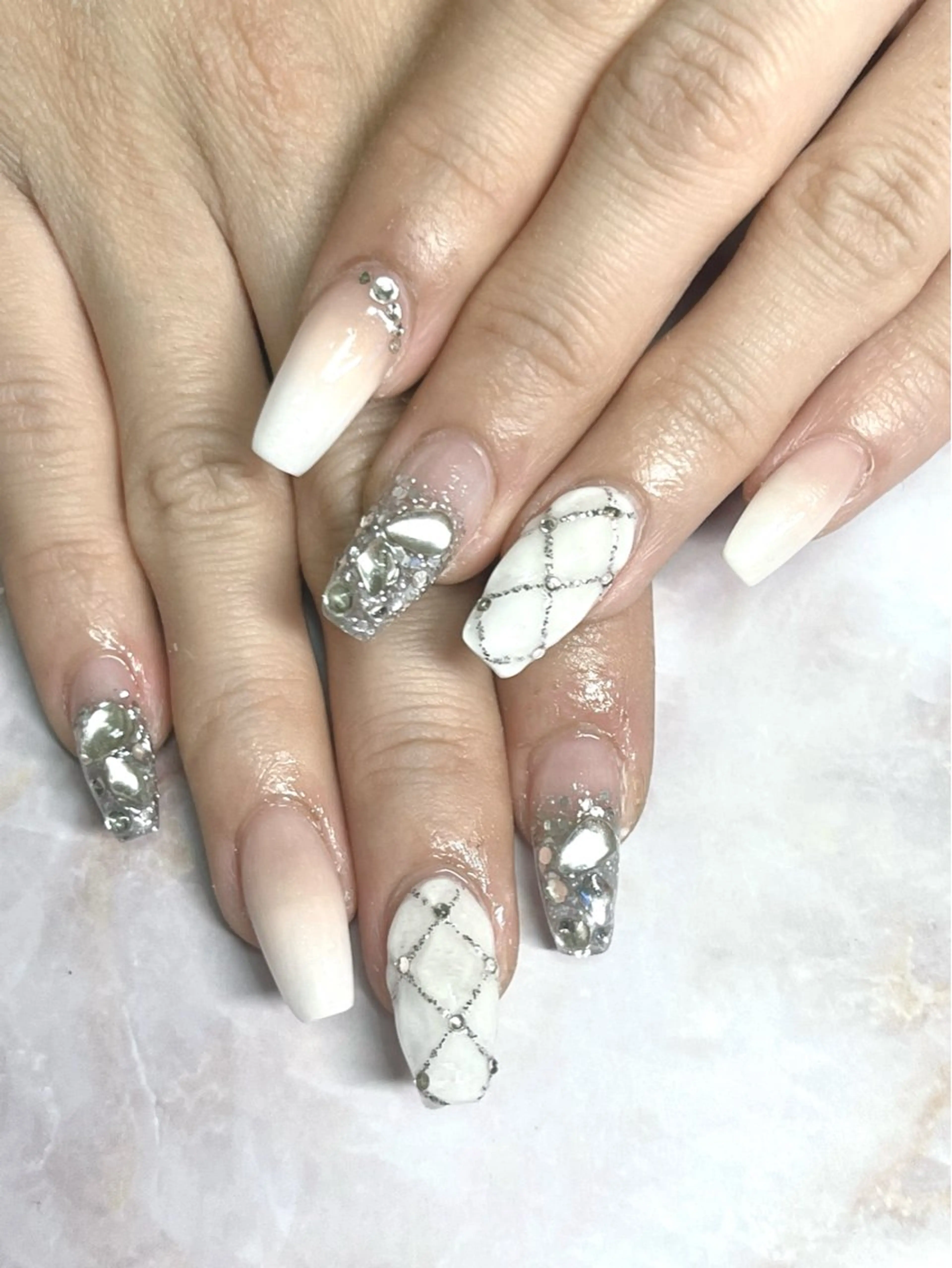 ネイル アートネイル グラデーション ストーンネイル plaisir所属・plaisir プレジールネイルのネイルデザイン