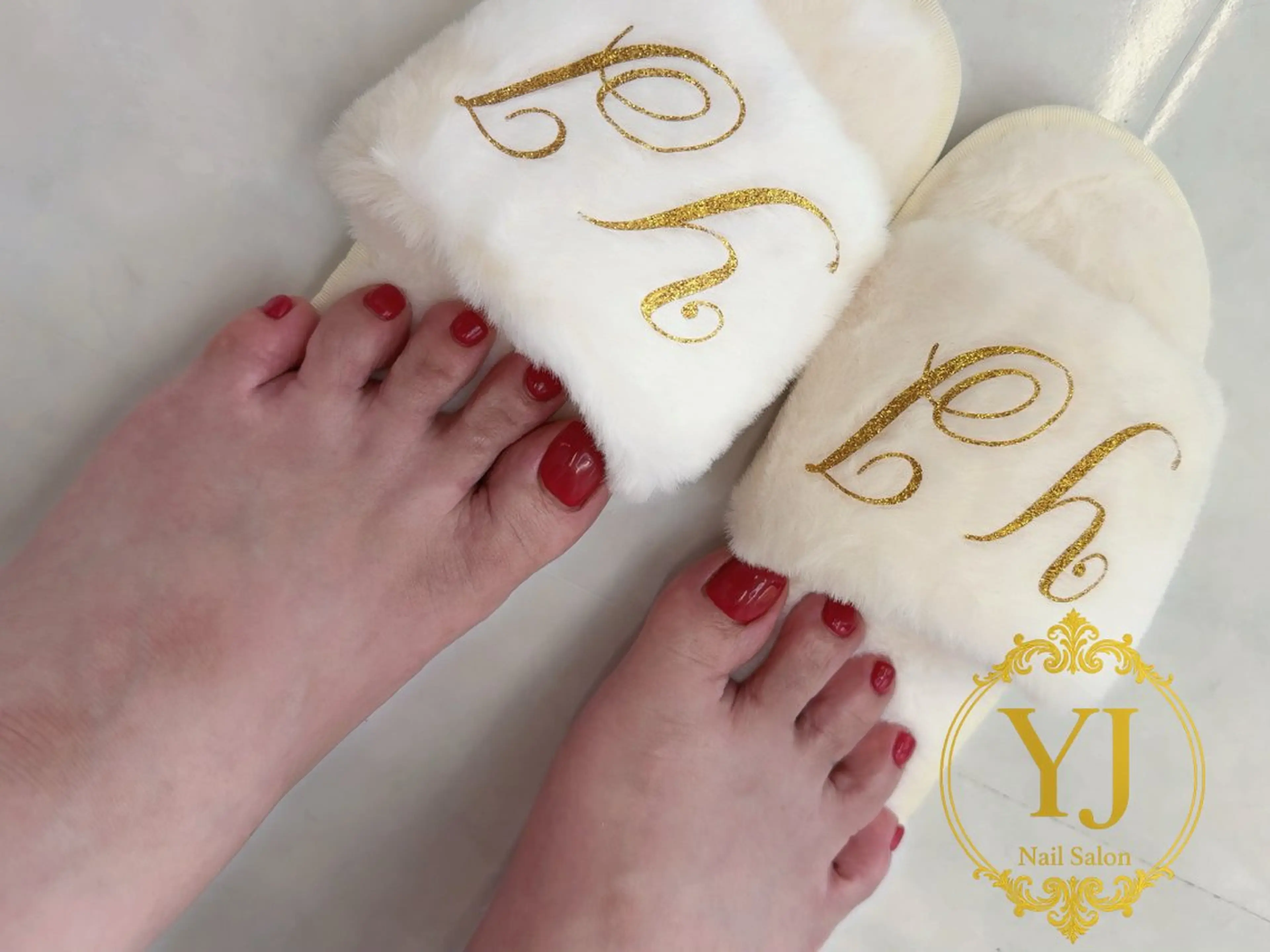 ネイル フットネイル 赤色 シンプルネイル 冬ネイル クリスマス YJ Nail Salon所属・YJ Nail Yumiのネイルデザイン